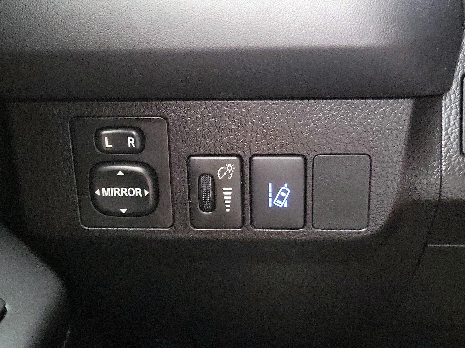 2018 Toyota RAV4 LE - Photo 14