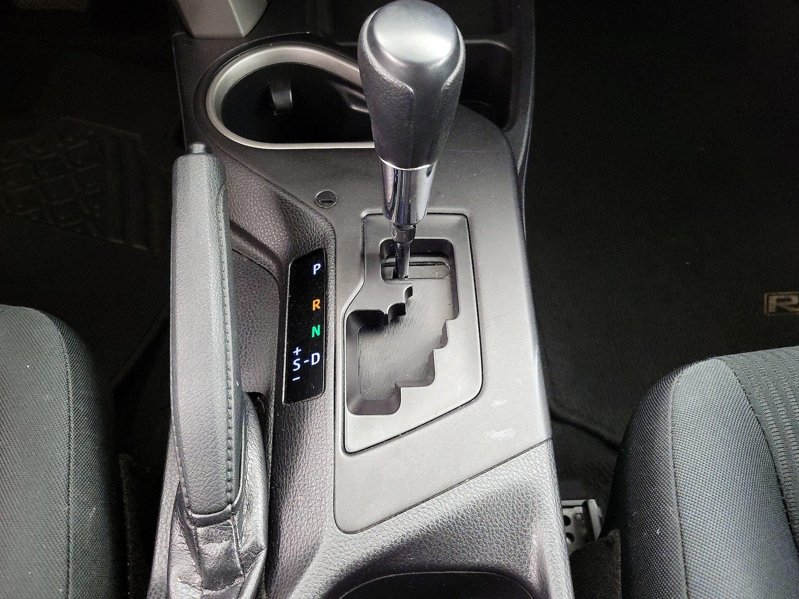 2018 Toyota RAV4 LE - Photo 18