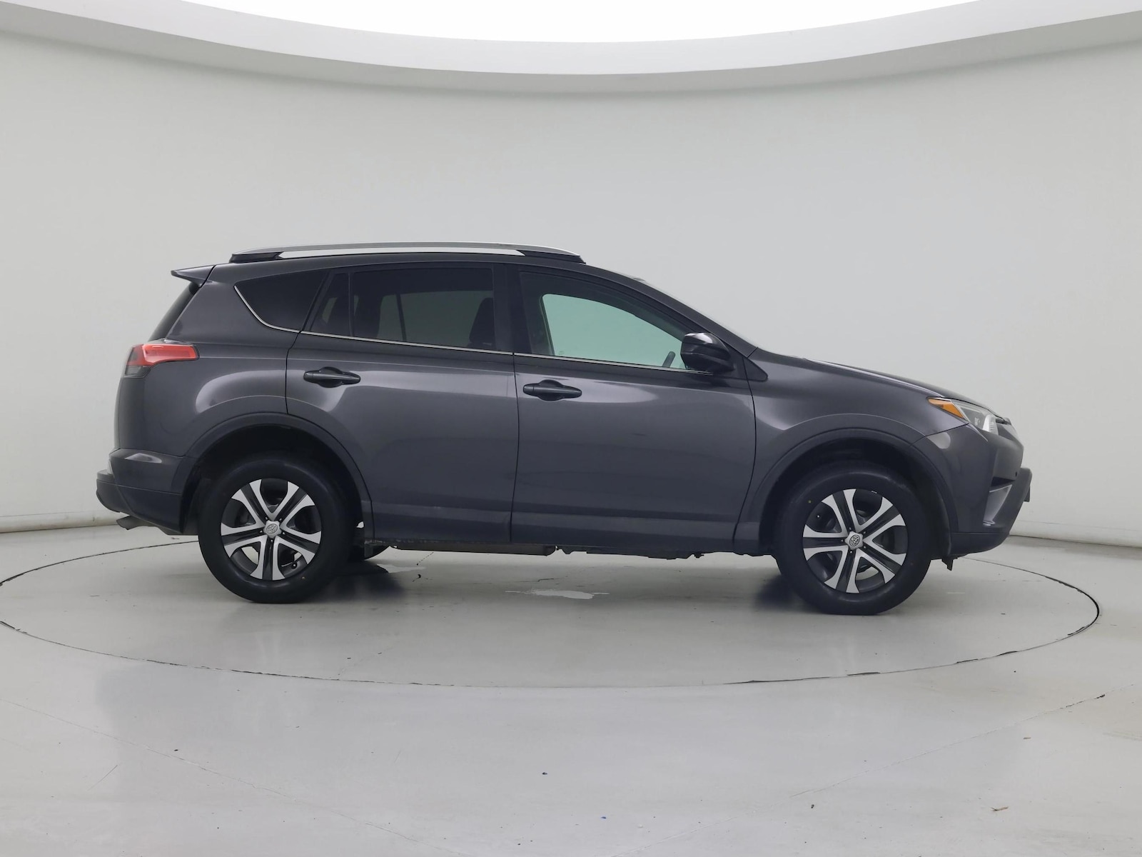 2018 Toyota RAV4 LE - Photo 8