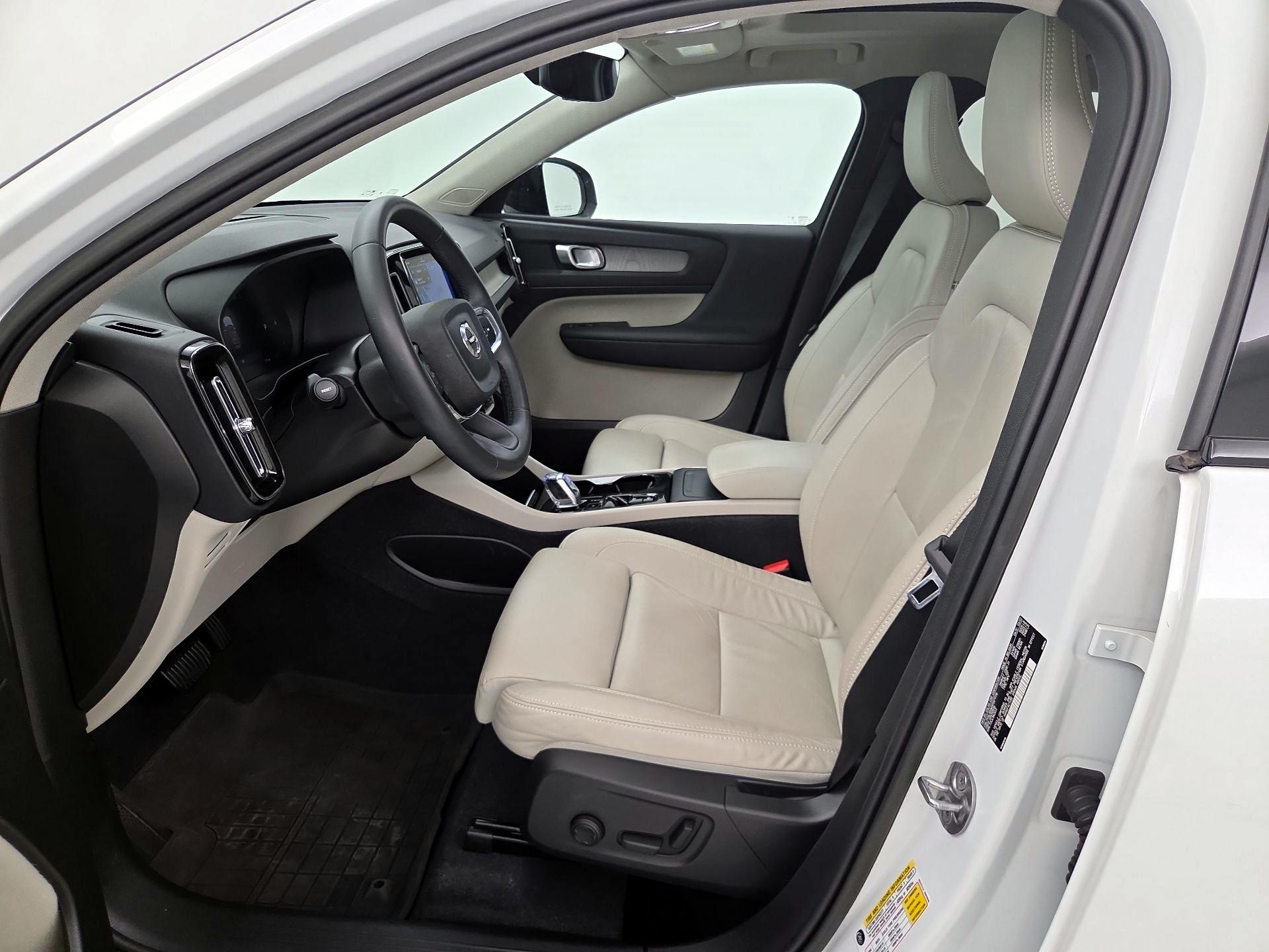 Thumbnail: 2023 Volvo XC40 - 11