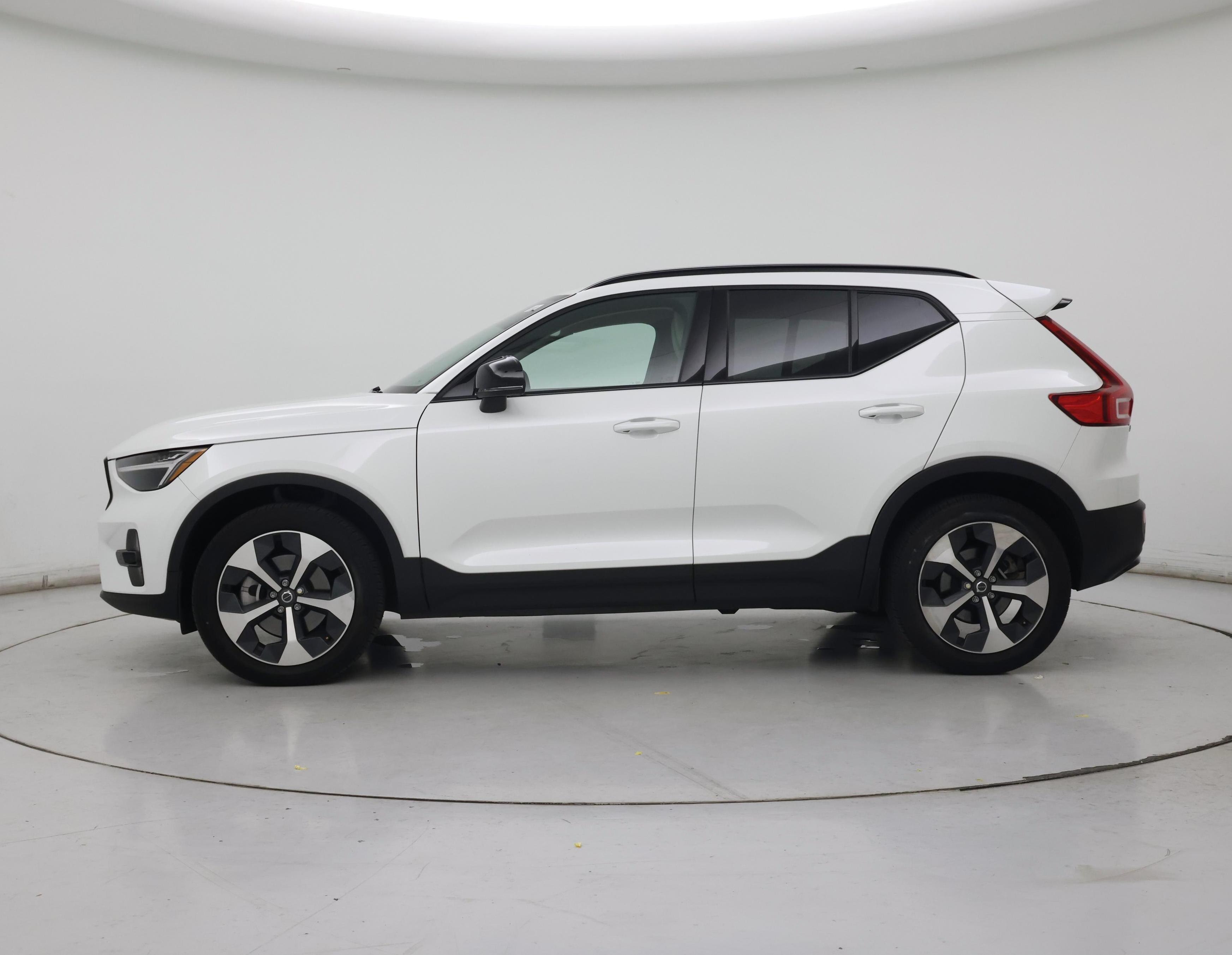 Thumbnail: 2023 Volvo XC40 - 3