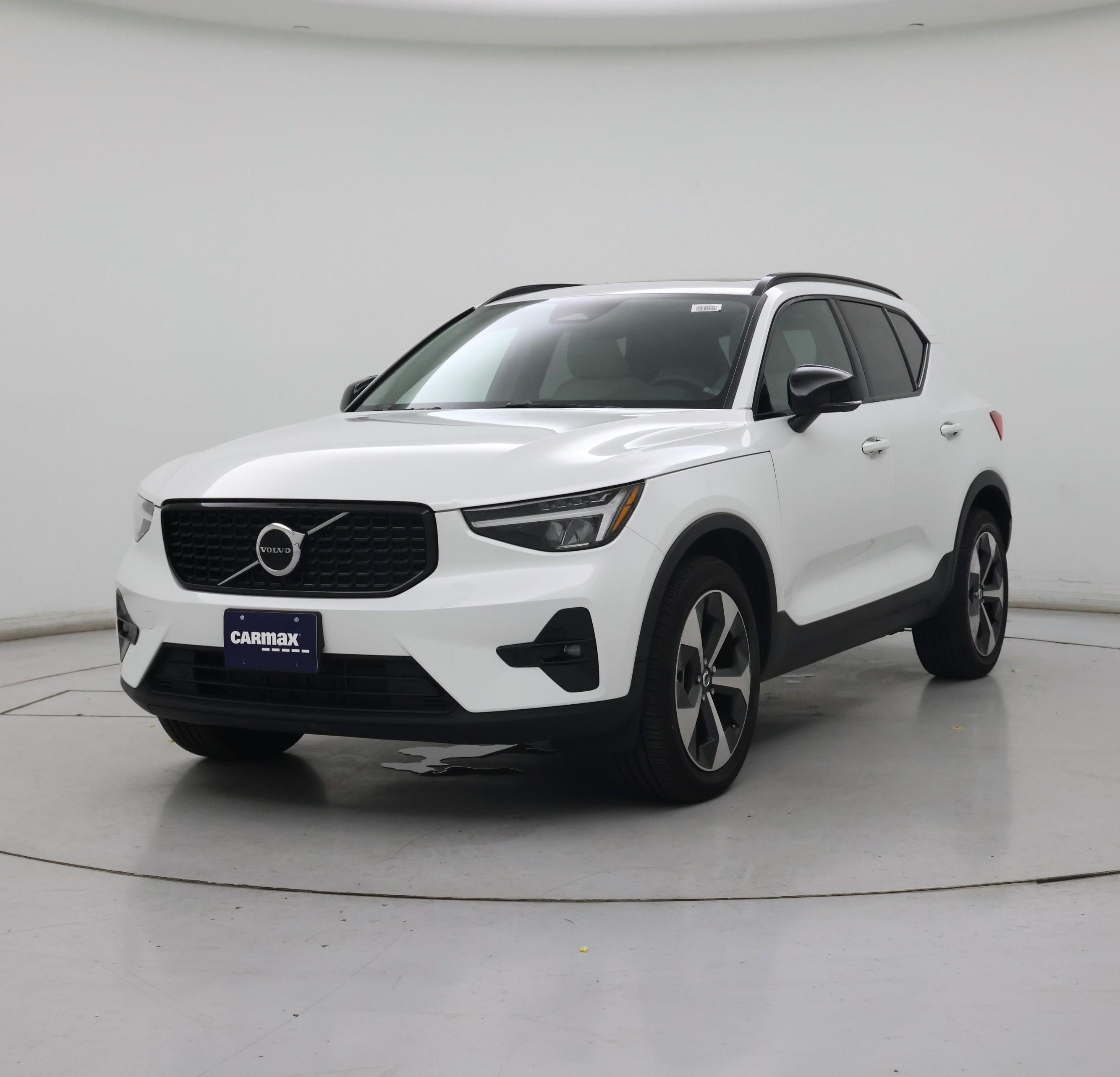 Thumbnail: 2023 Volvo XC40 - 4