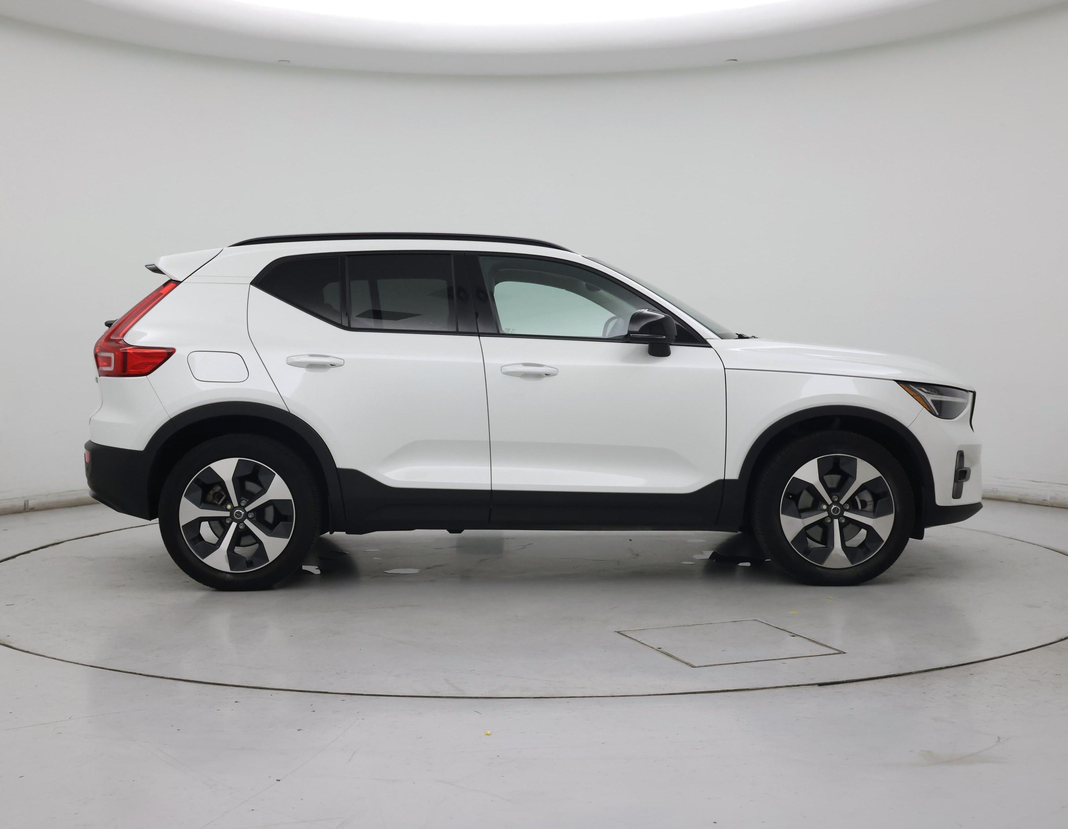 Thumbnail: 2023 Volvo XC40 - 7