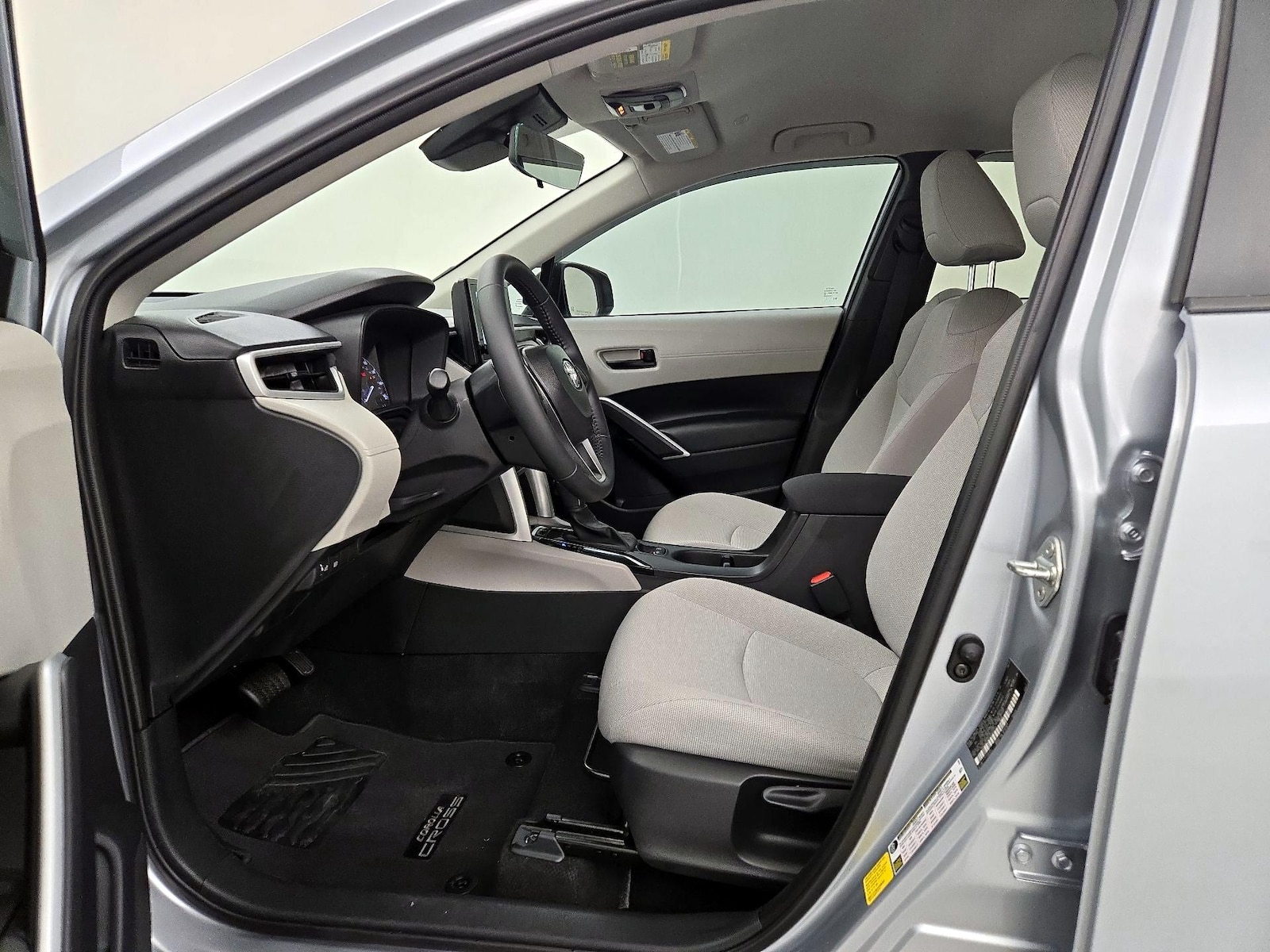 2025 Toyota Corolla Cross LE - Photo 12