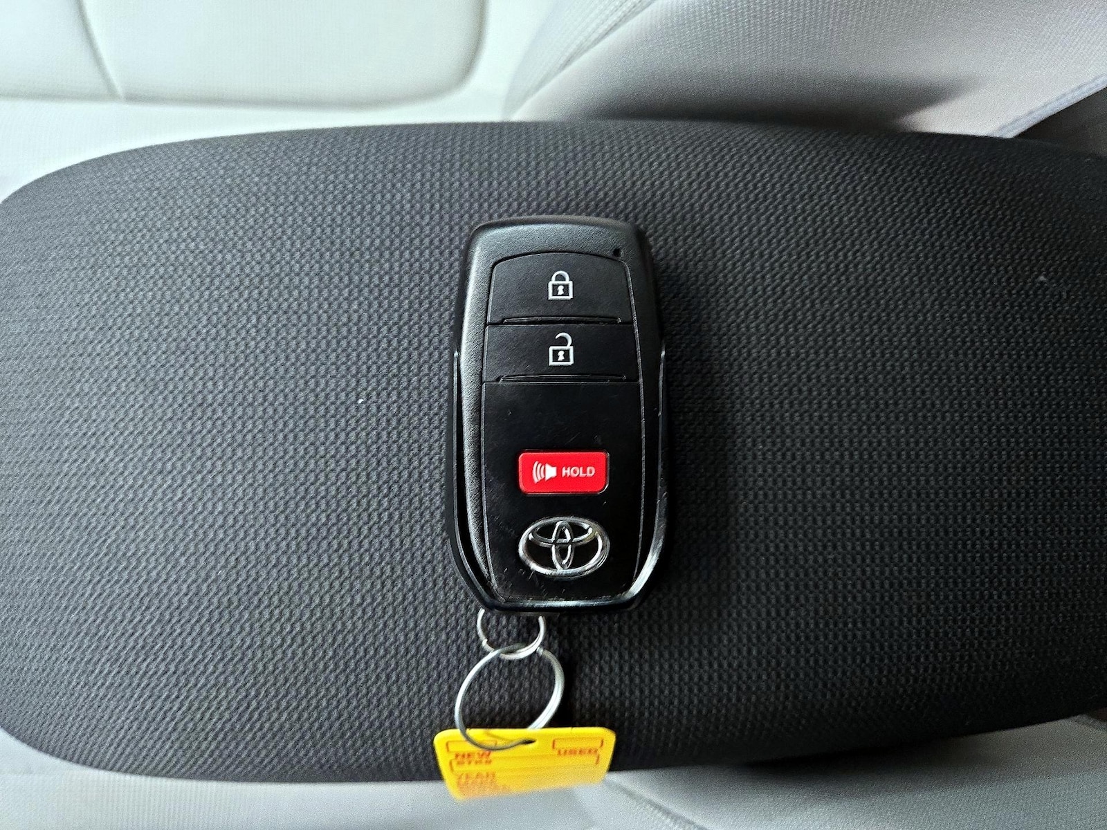 2025 Toyota Corolla Cross LE - Photo 24