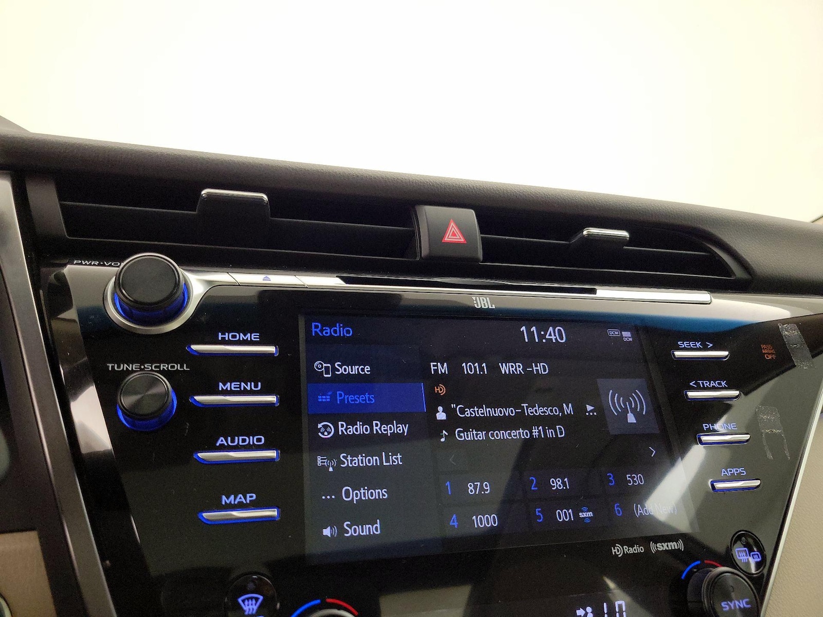 2018 Toyota Camry XLE - Photo 17