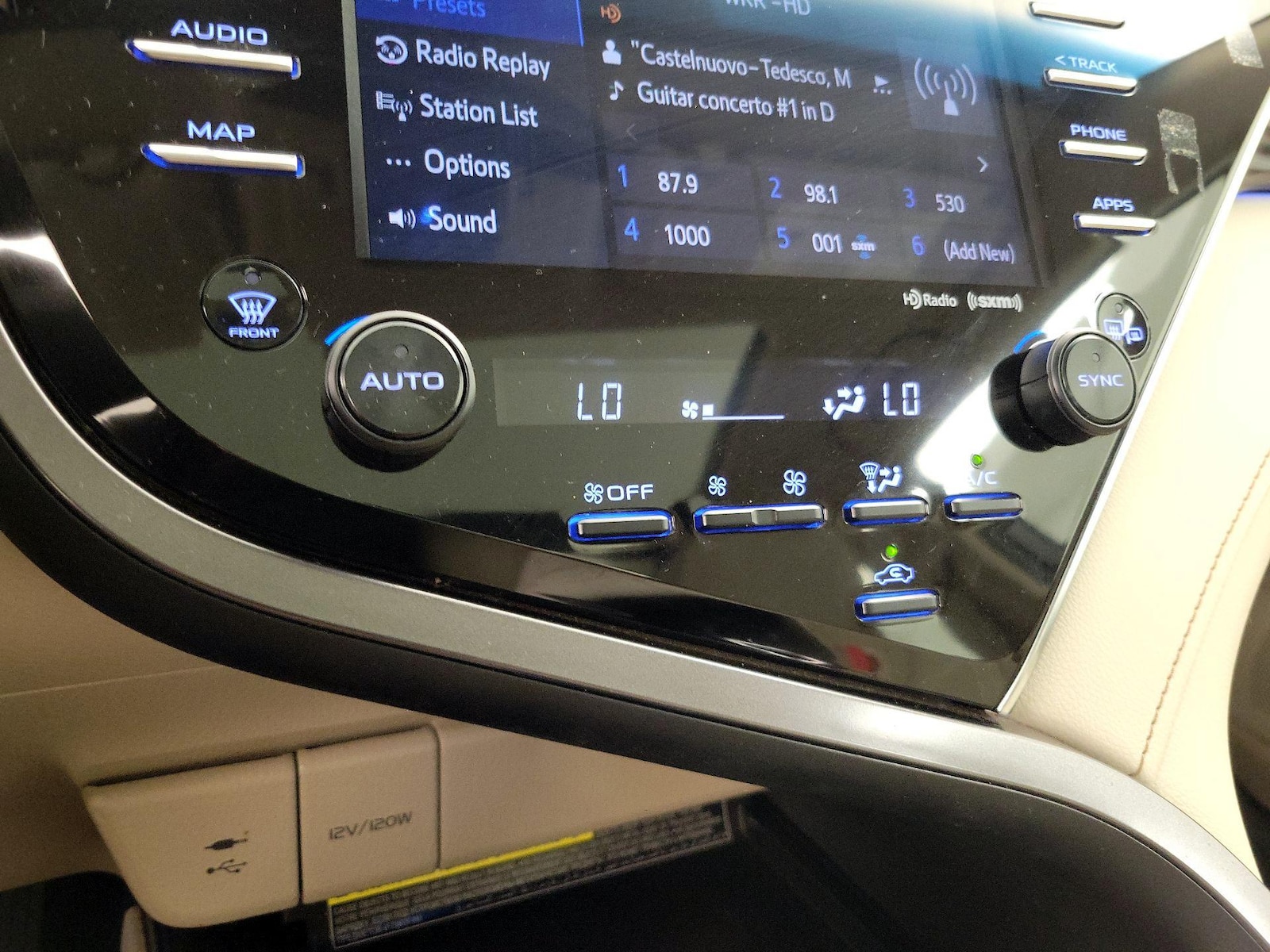 2018 Toyota Camry XLE - Photo 18
