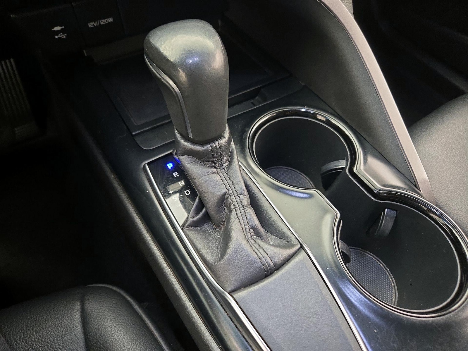 2018 Toyota Camry SE - Photo 18