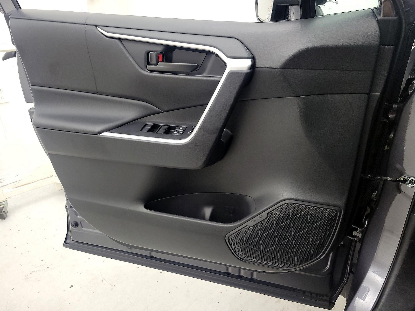 2025 Toyota RAV4 LE - Photo 13