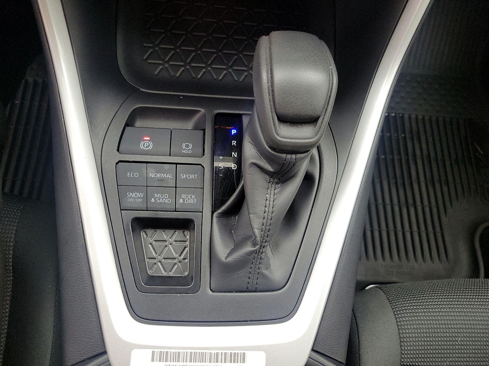 2025 Toyota RAV4 LE - Photo 18