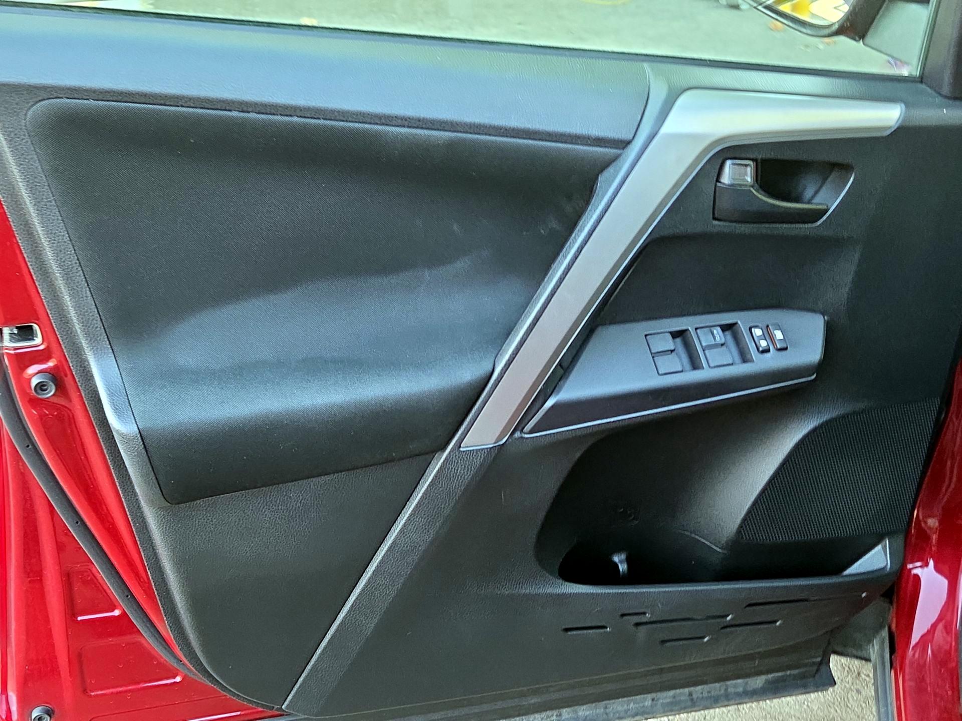 Thumbnail: 2018 Toyota RAV4 - 10