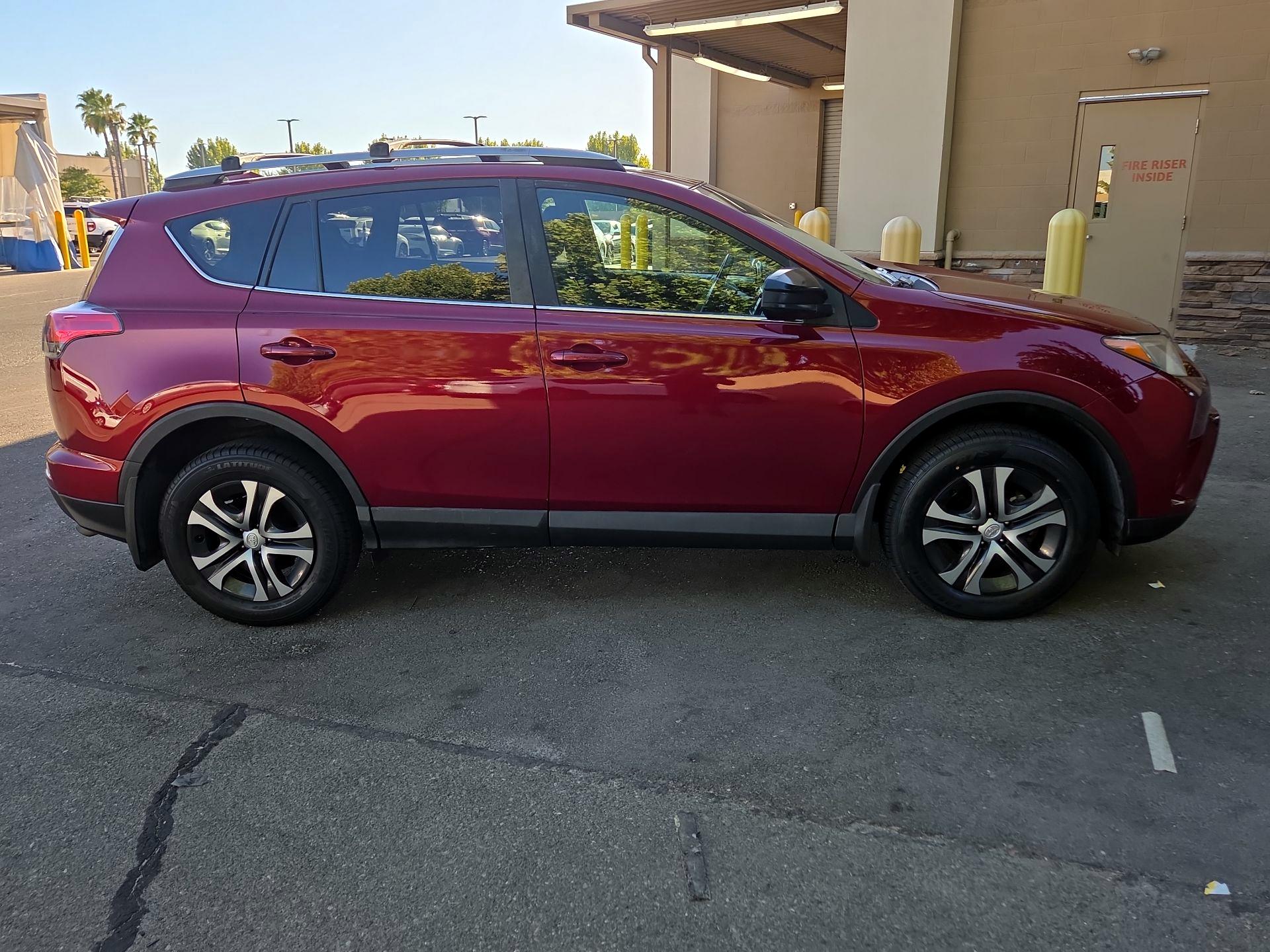 Thumbnail: 2018 Toyota RAV4 - 4