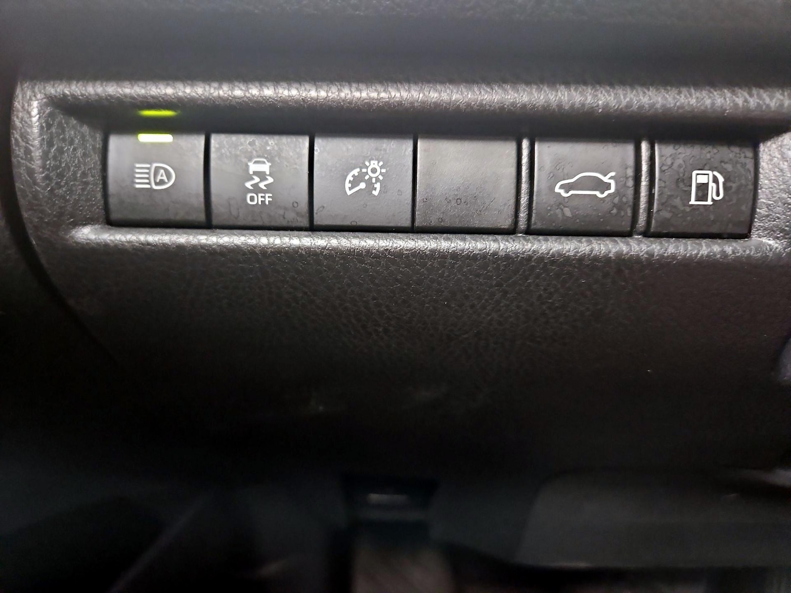 2025 Toyota Camry LE - Photo 14