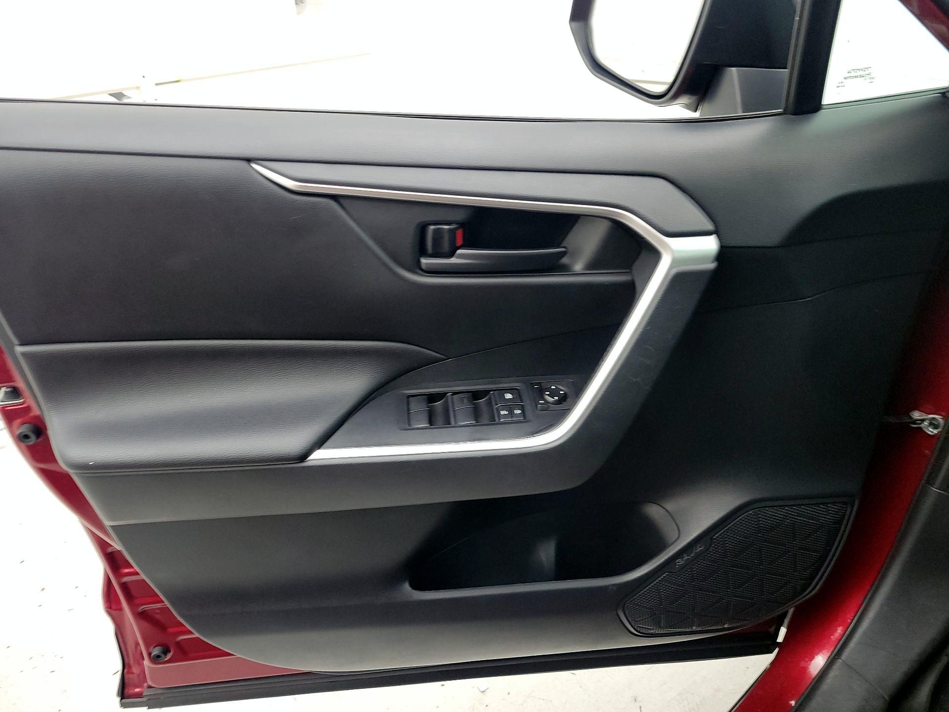 Thumbnail: 2019 Toyota RAV4 - 12