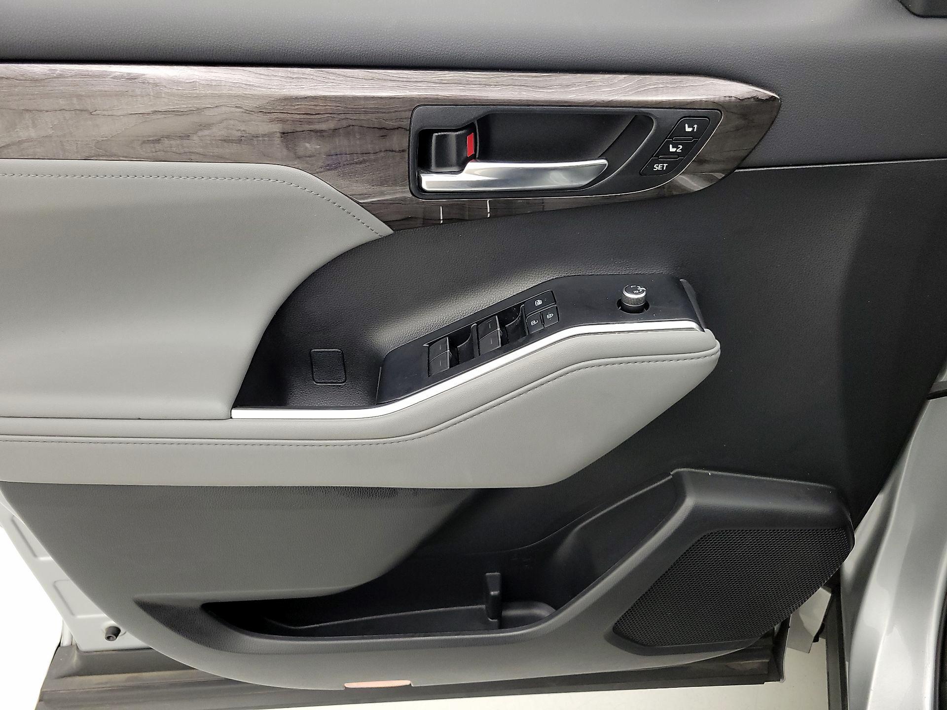 Thumbnail: 2020 Toyota Highlander - 12