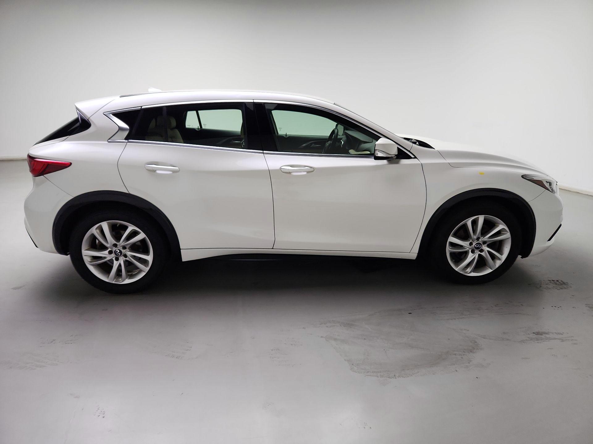 Thumbnail: 2017 INFINITI QX30 - 4