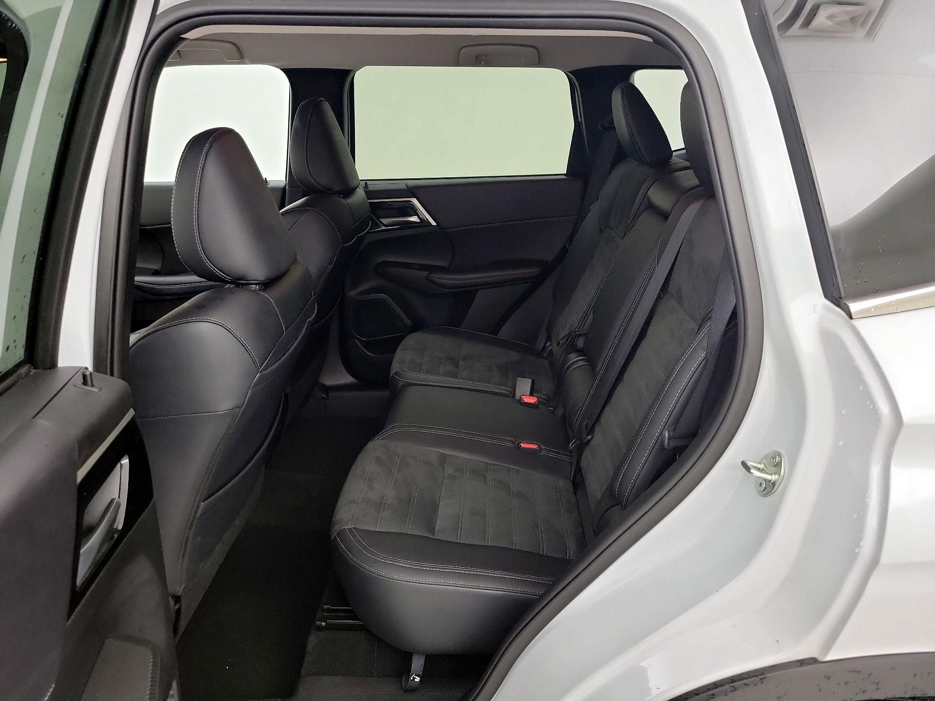 Thumbnail: 2024 Mitsubishi Outlander - 20