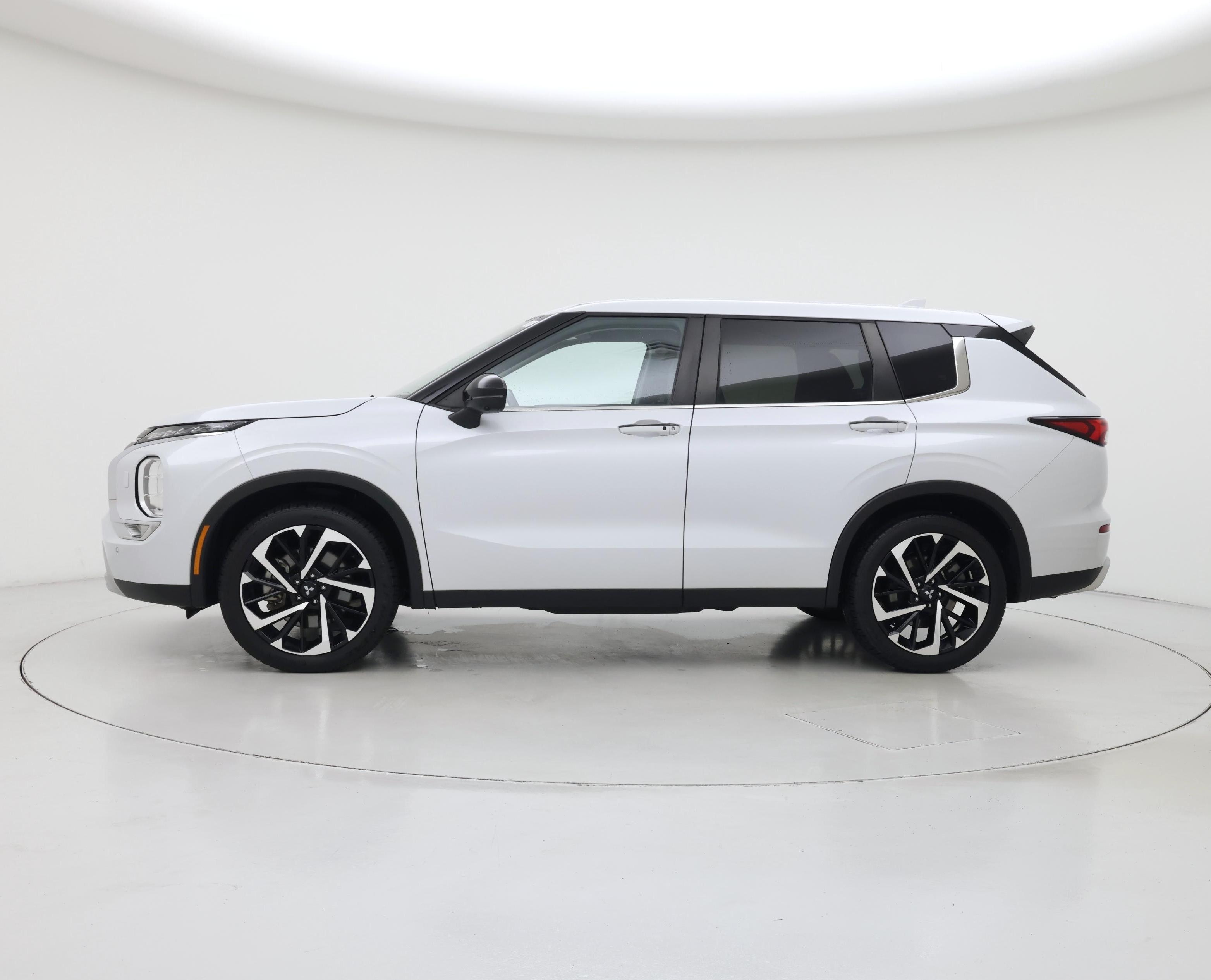 Thumbnail: 2024 Mitsubishi Outlander - 3