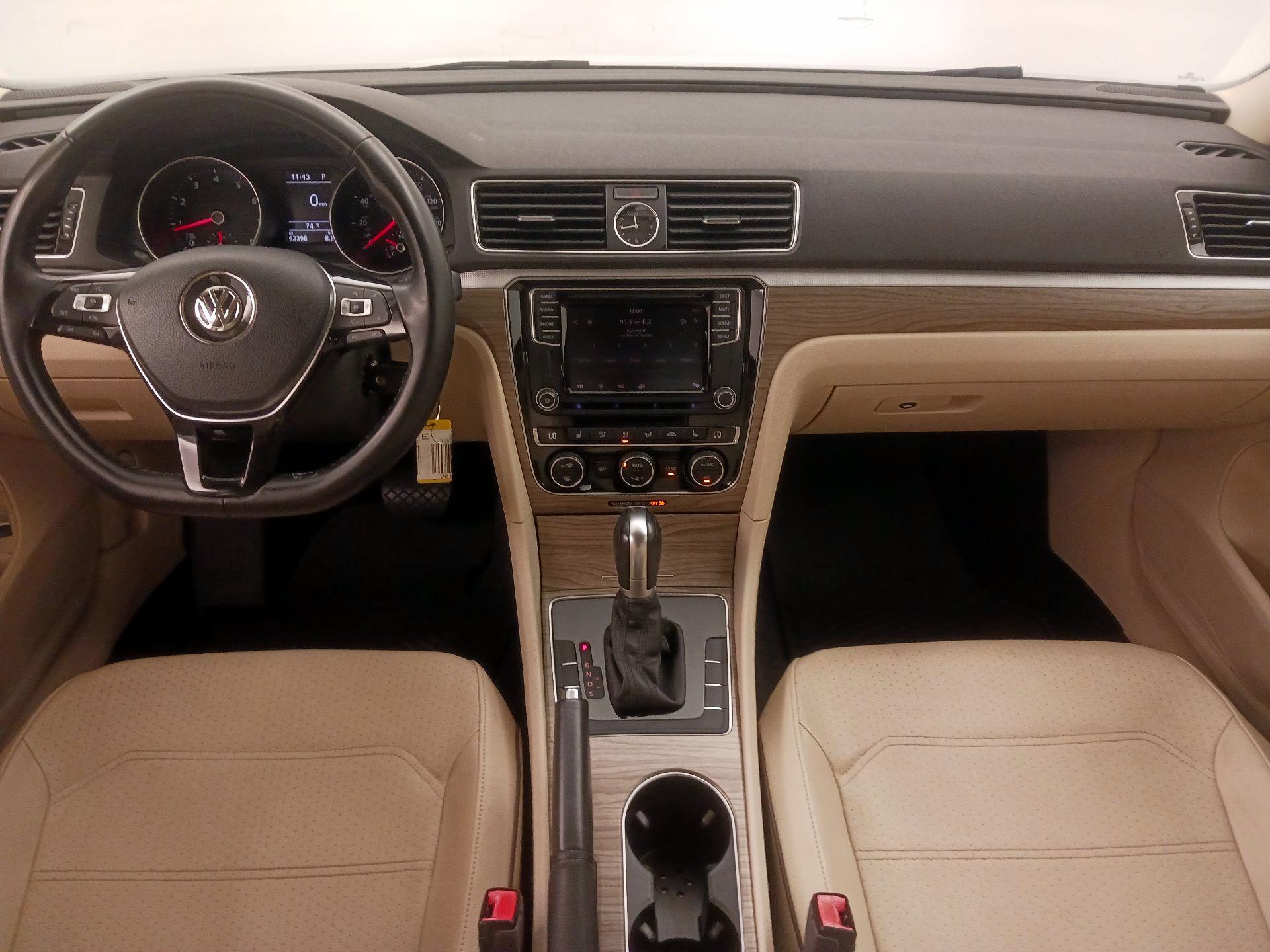 Thumbnail: 2016 Volkswagen Passat - 9
