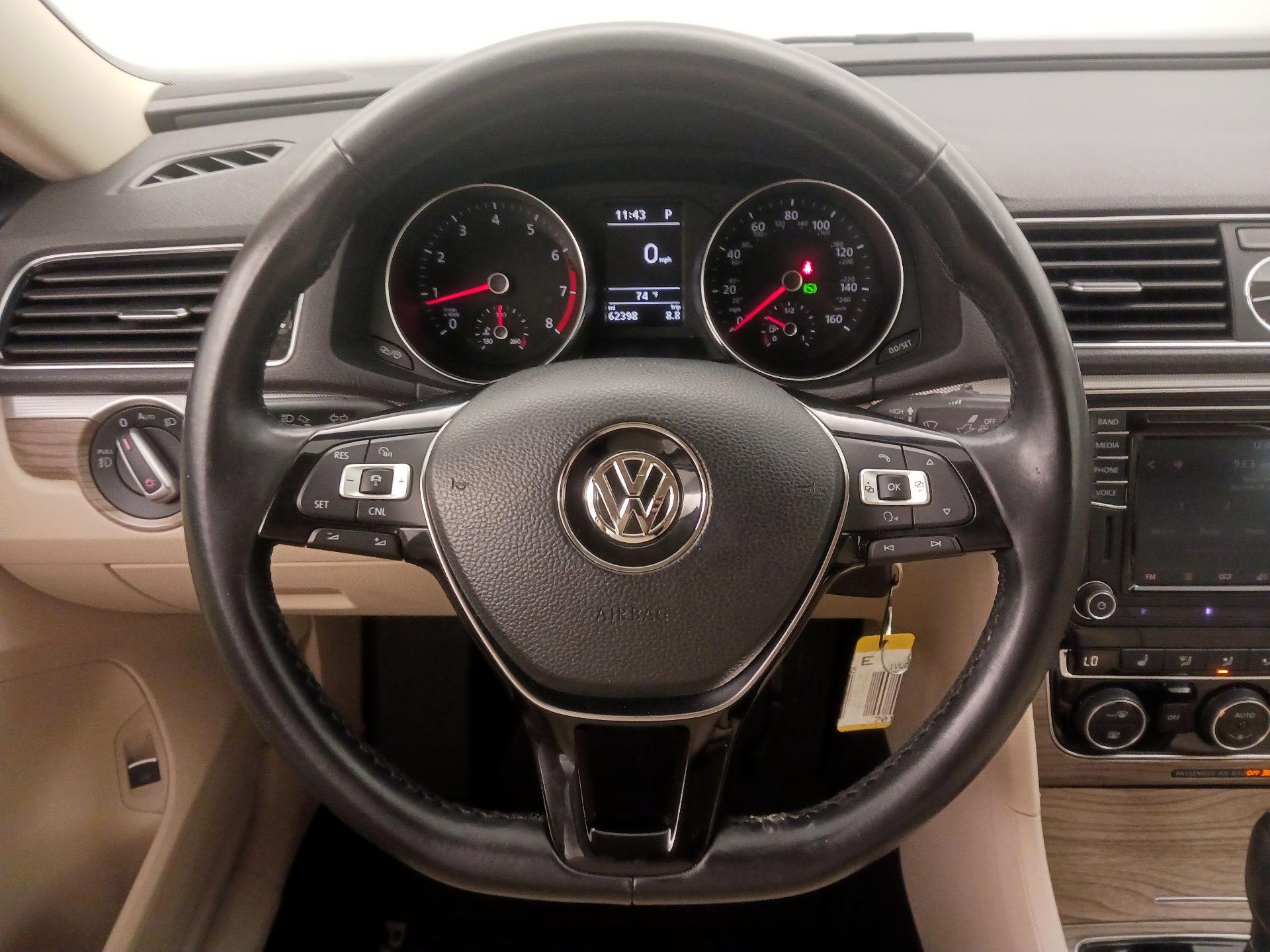 Thumbnail: 2016 Volkswagen Passat - 10