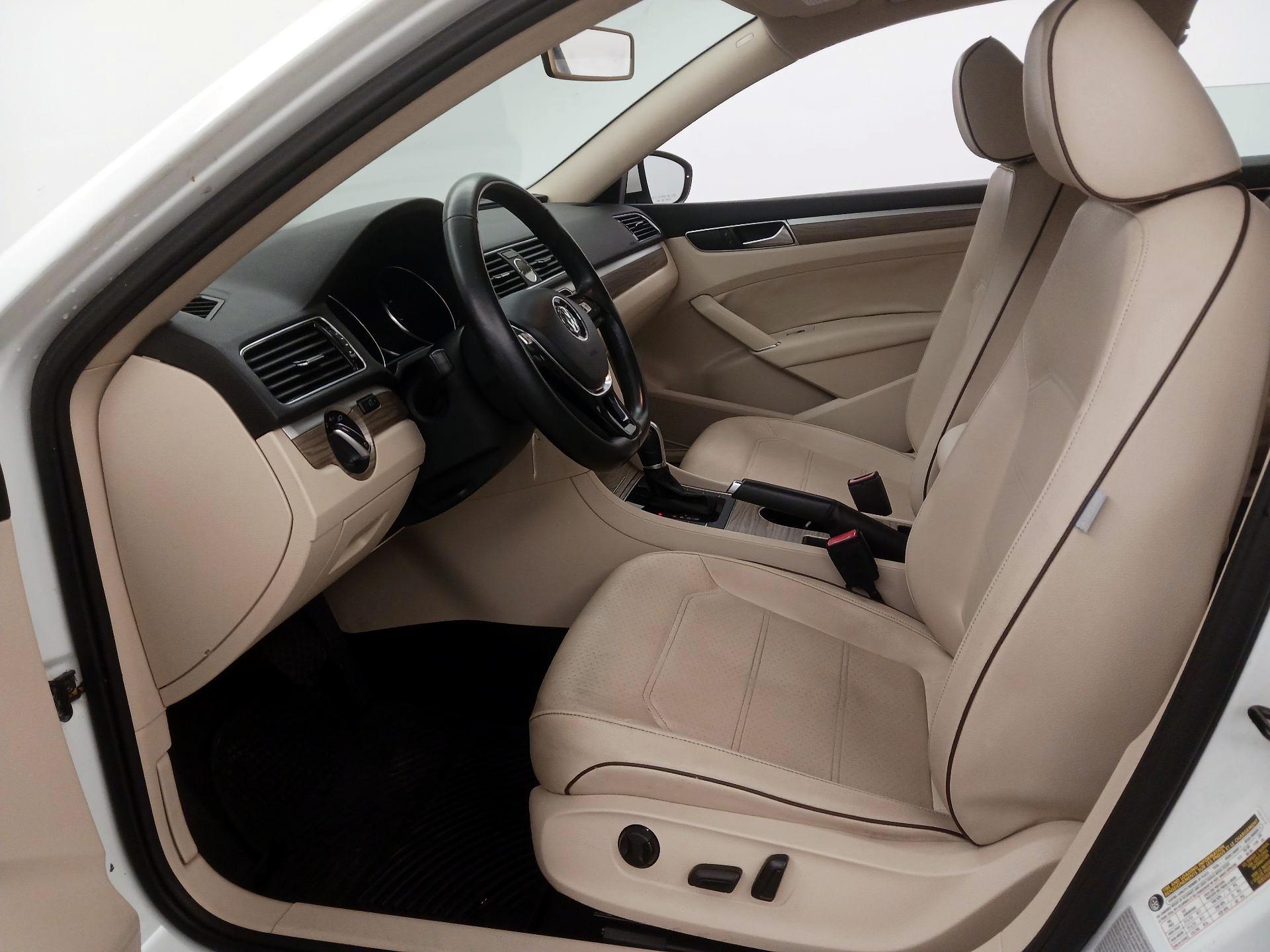 Thumbnail: 2016 Volkswagen Passat - 11