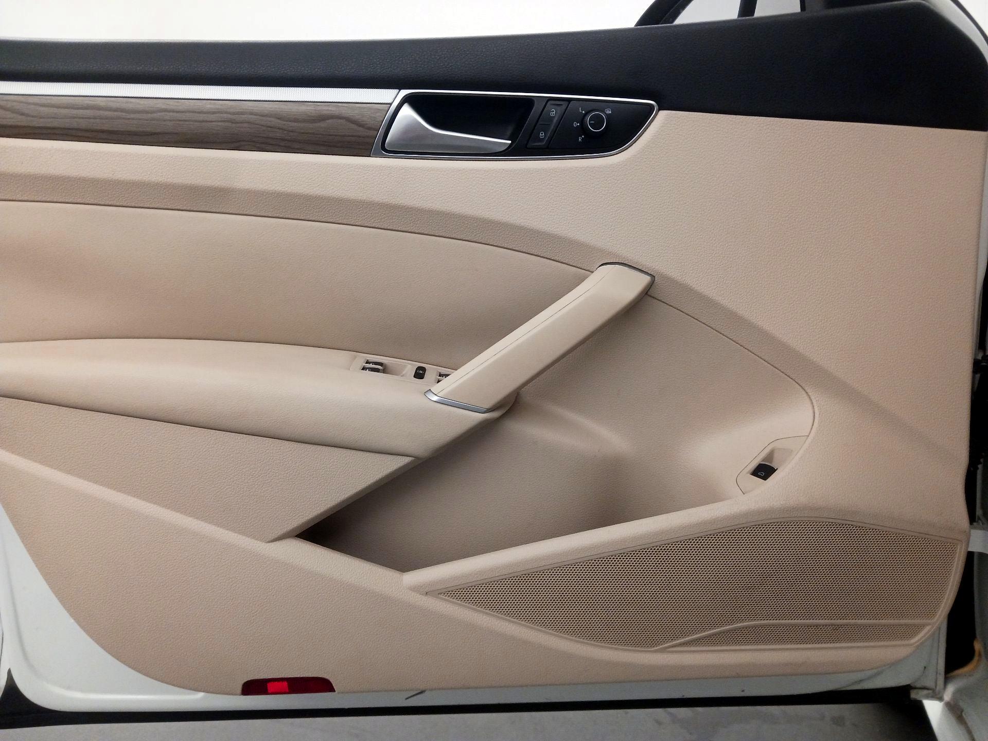 Thumbnail: 2016 Volkswagen Passat - 12