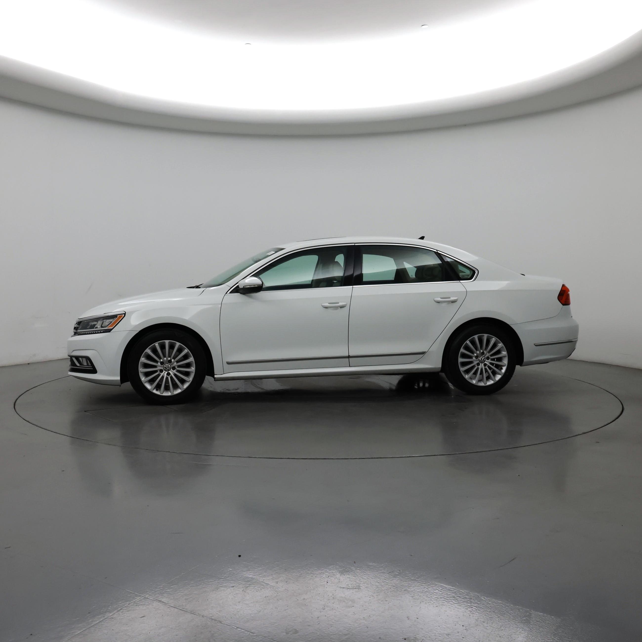 Thumbnail: 2016 Volkswagen Passat - 3