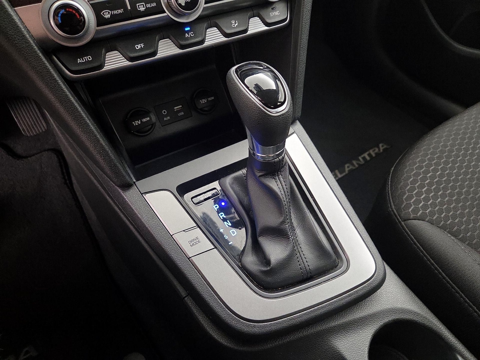 2020 Hyundai Elantra SE - Photo 18