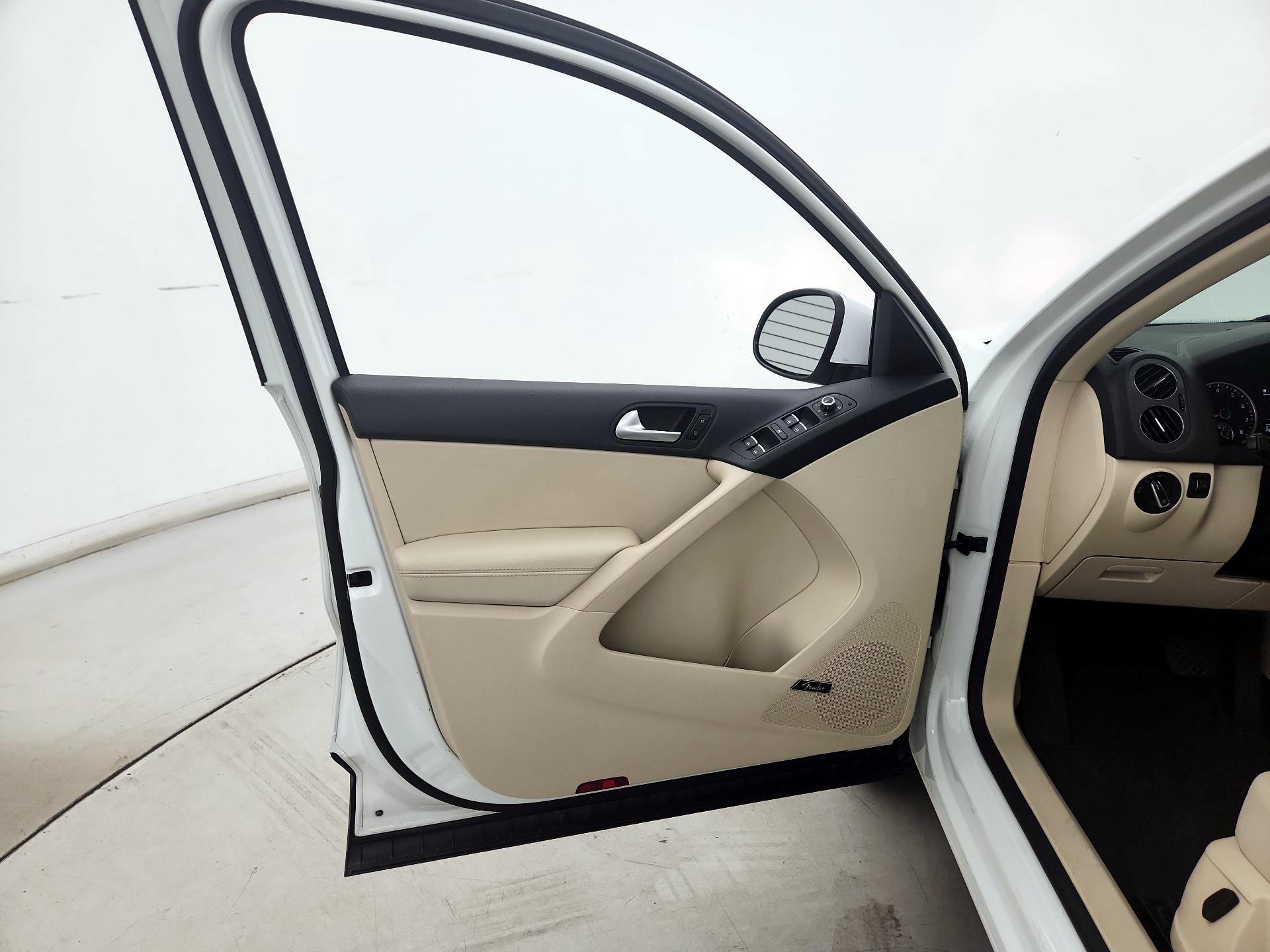 Thumbnail: 2015 Volkswagen Tiguan - 12
