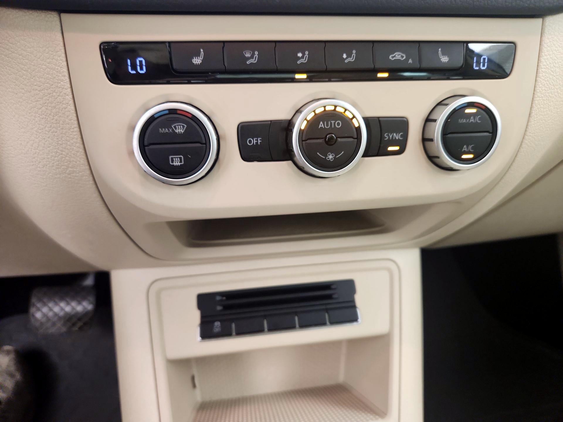 Thumbnail: 2015 Volkswagen Tiguan - 16