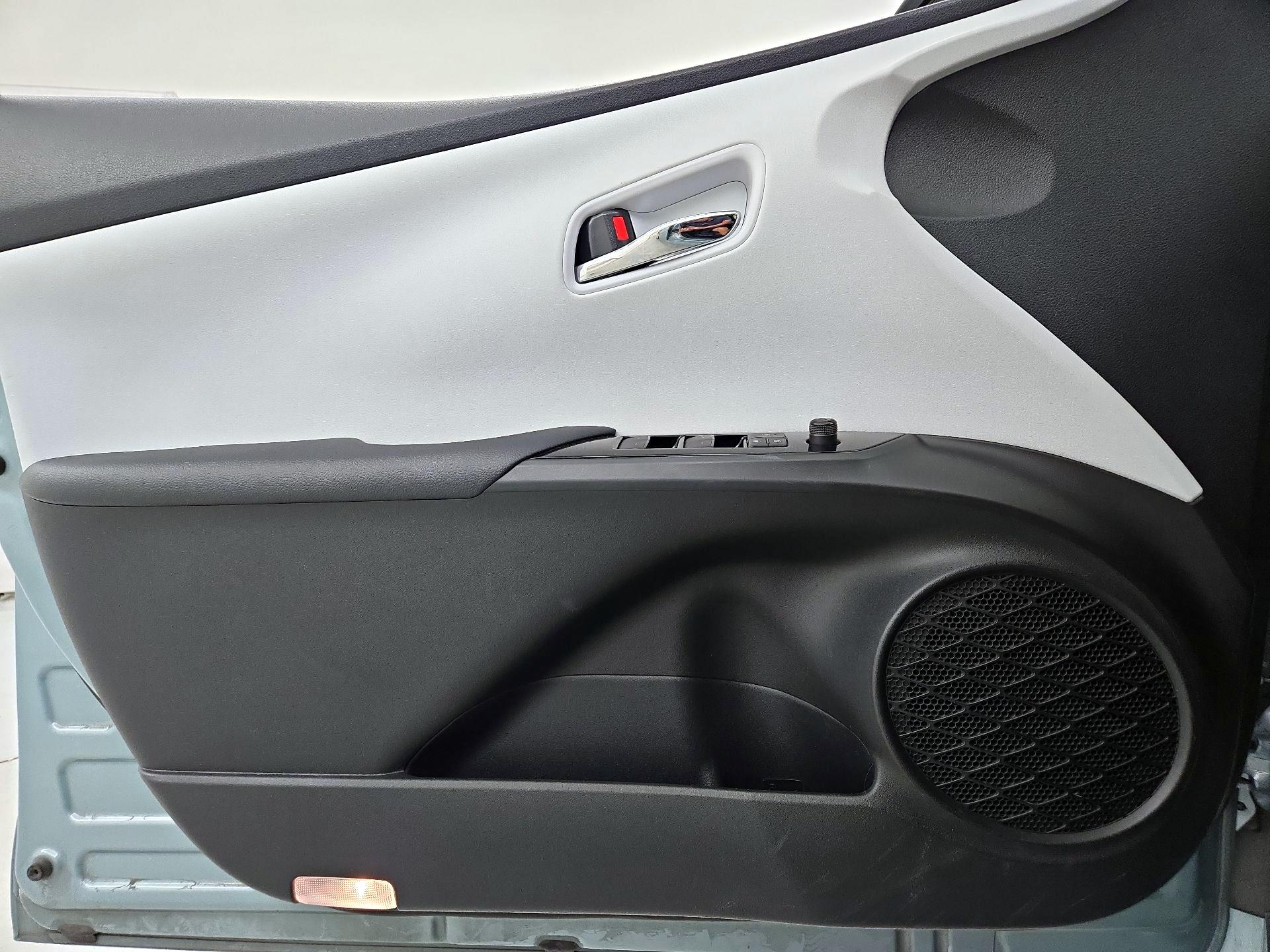 Thumbnail: 2019 Toyota Prius - 12