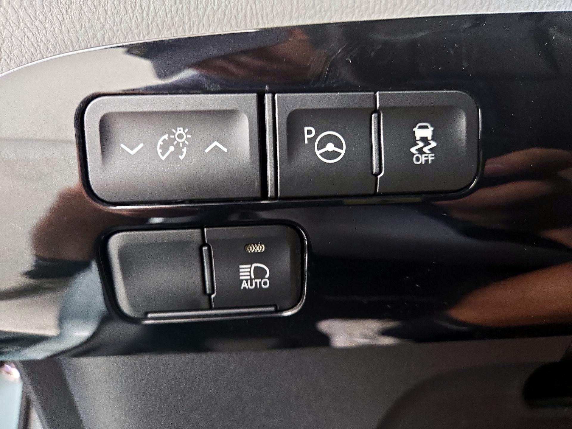 Thumbnail: 2019 Toyota Prius - 13