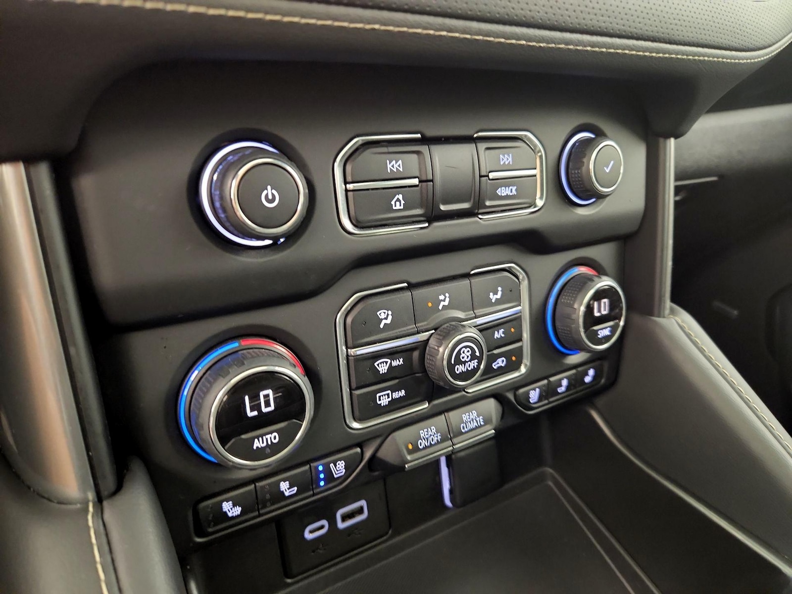 2023 Chevrolet Suburban Premier - Photo 17