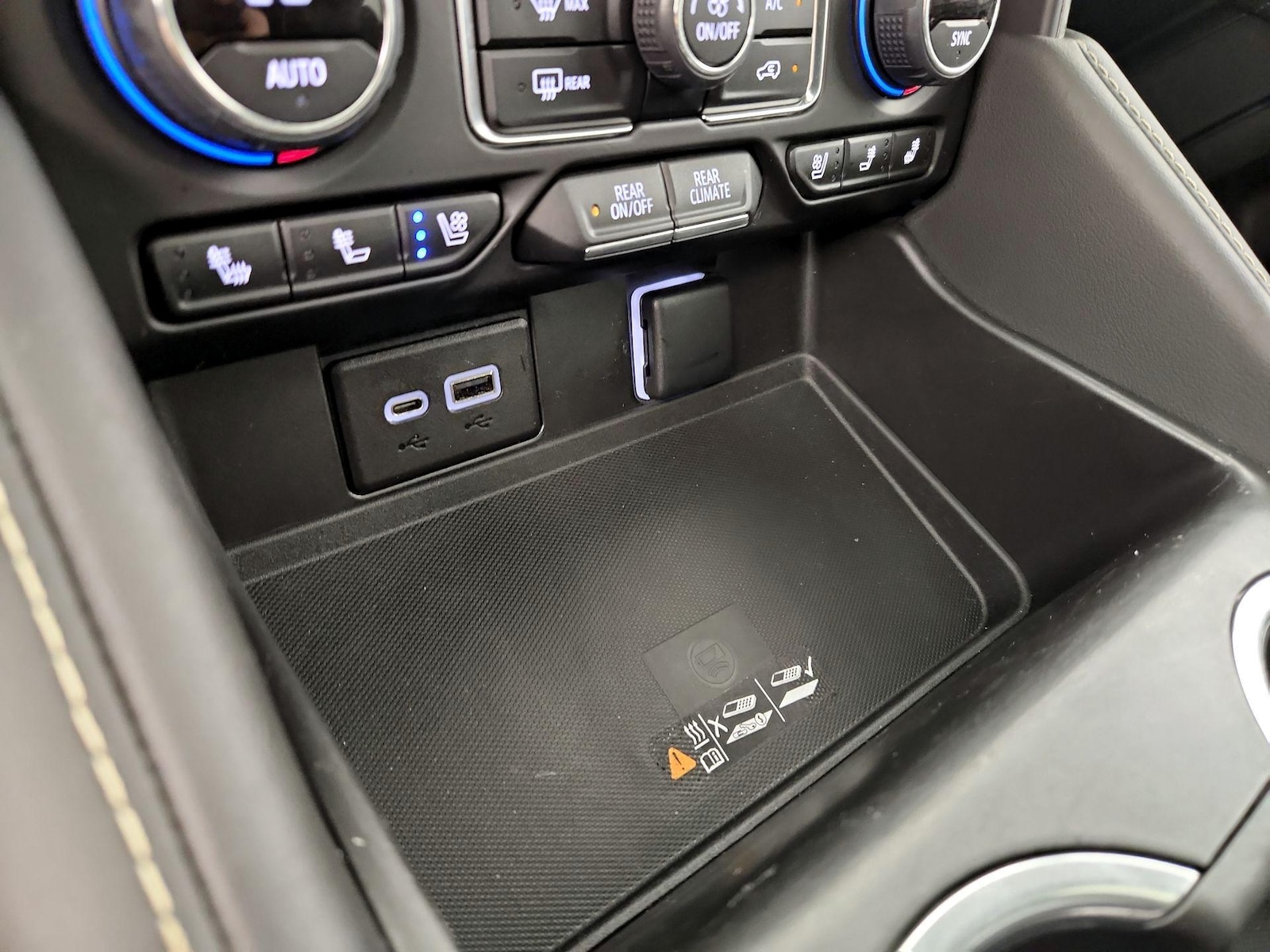 2023 Chevrolet Suburban Premier - Photo 19