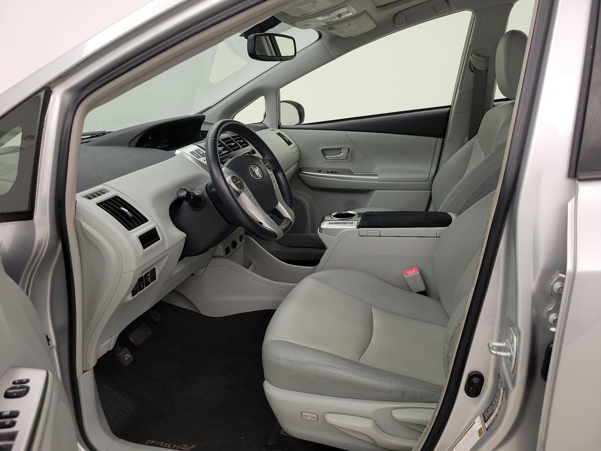 Thumbnail: 2014 Toyota Prius v - 11