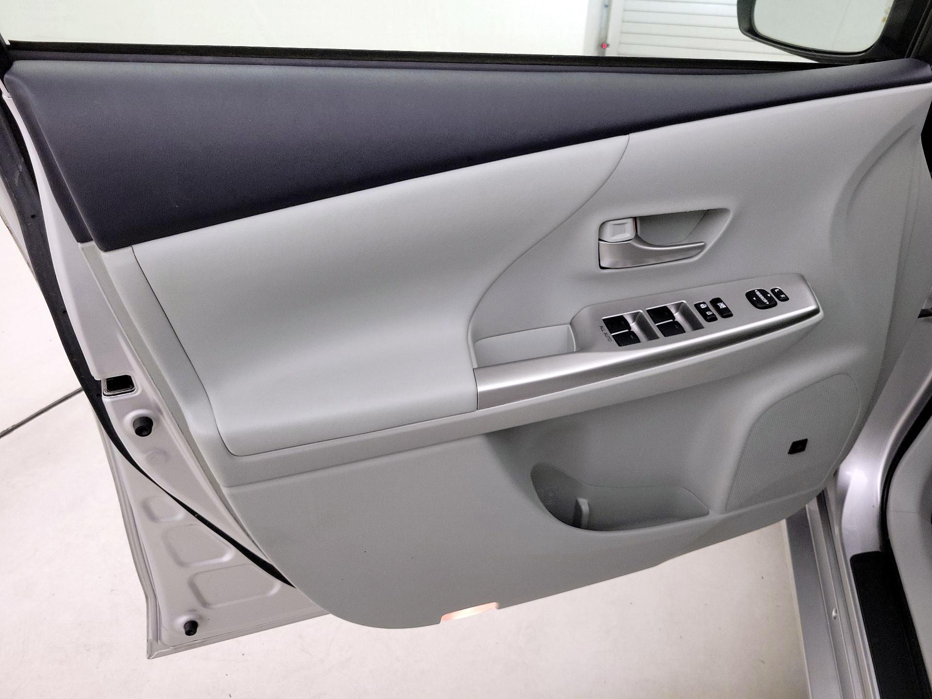 Thumbnail: 2014 Toyota Prius v - 12