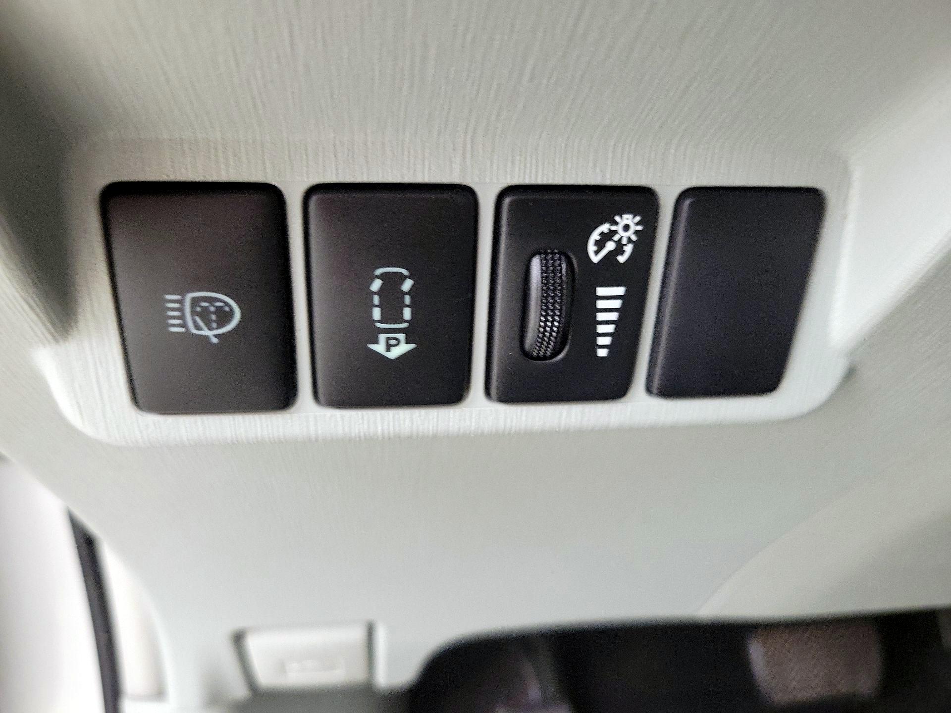 Thumbnail: 2014 Toyota Prius v - 13
