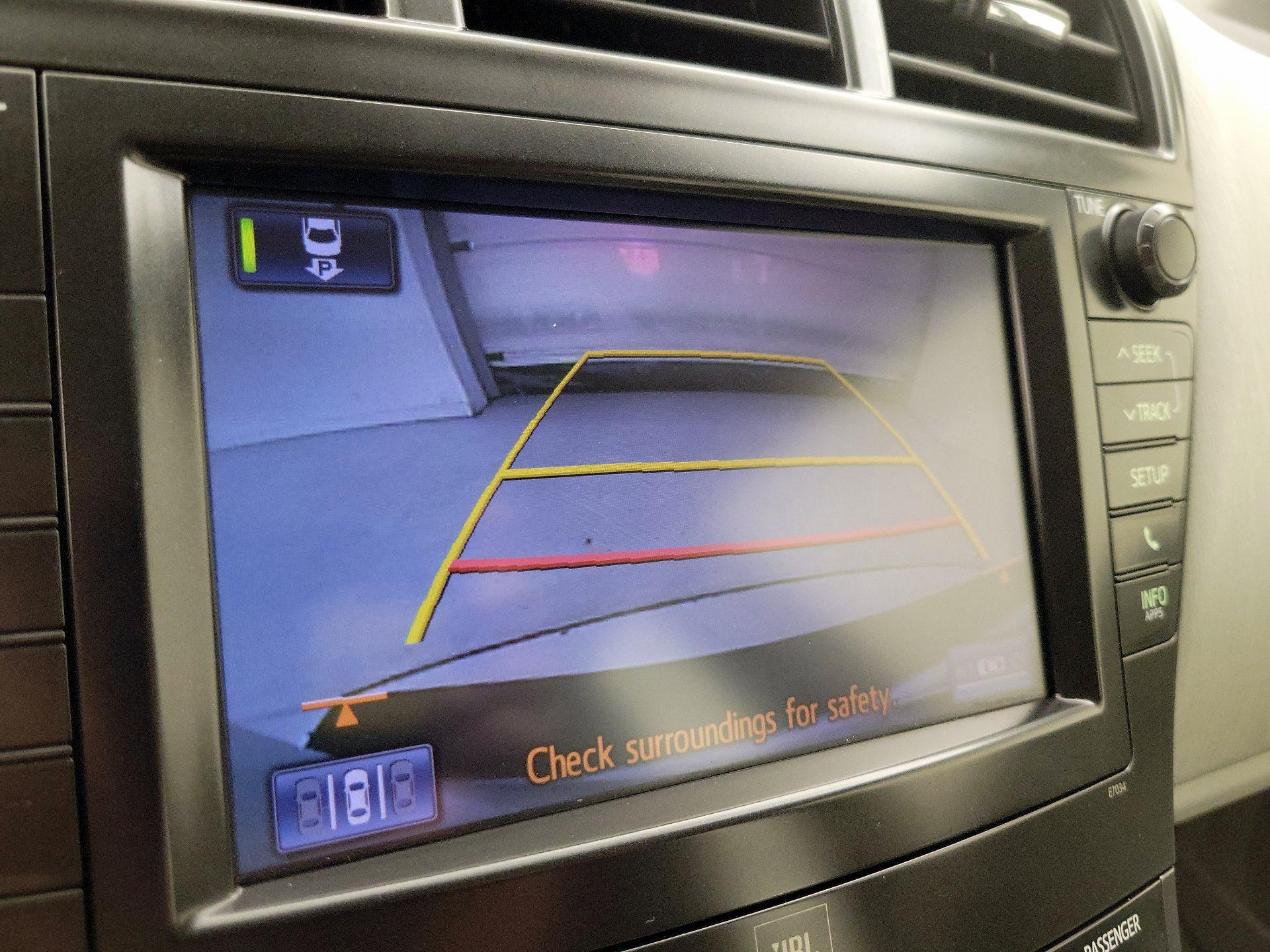 Thumbnail: 2014 Toyota Prius v - 15