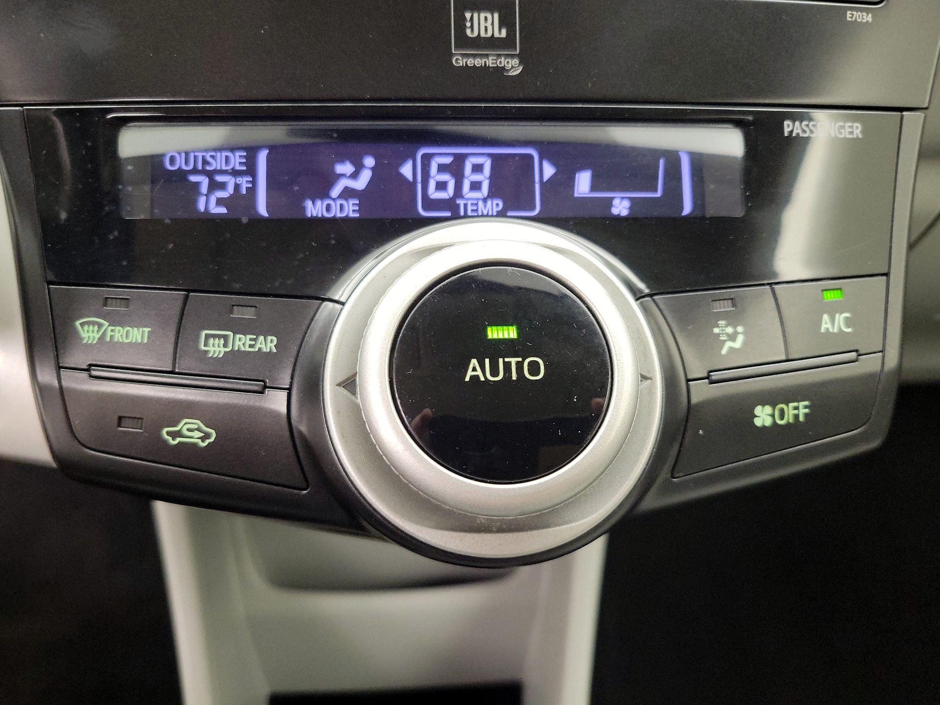 Thumbnail: 2014 Toyota Prius v - 17