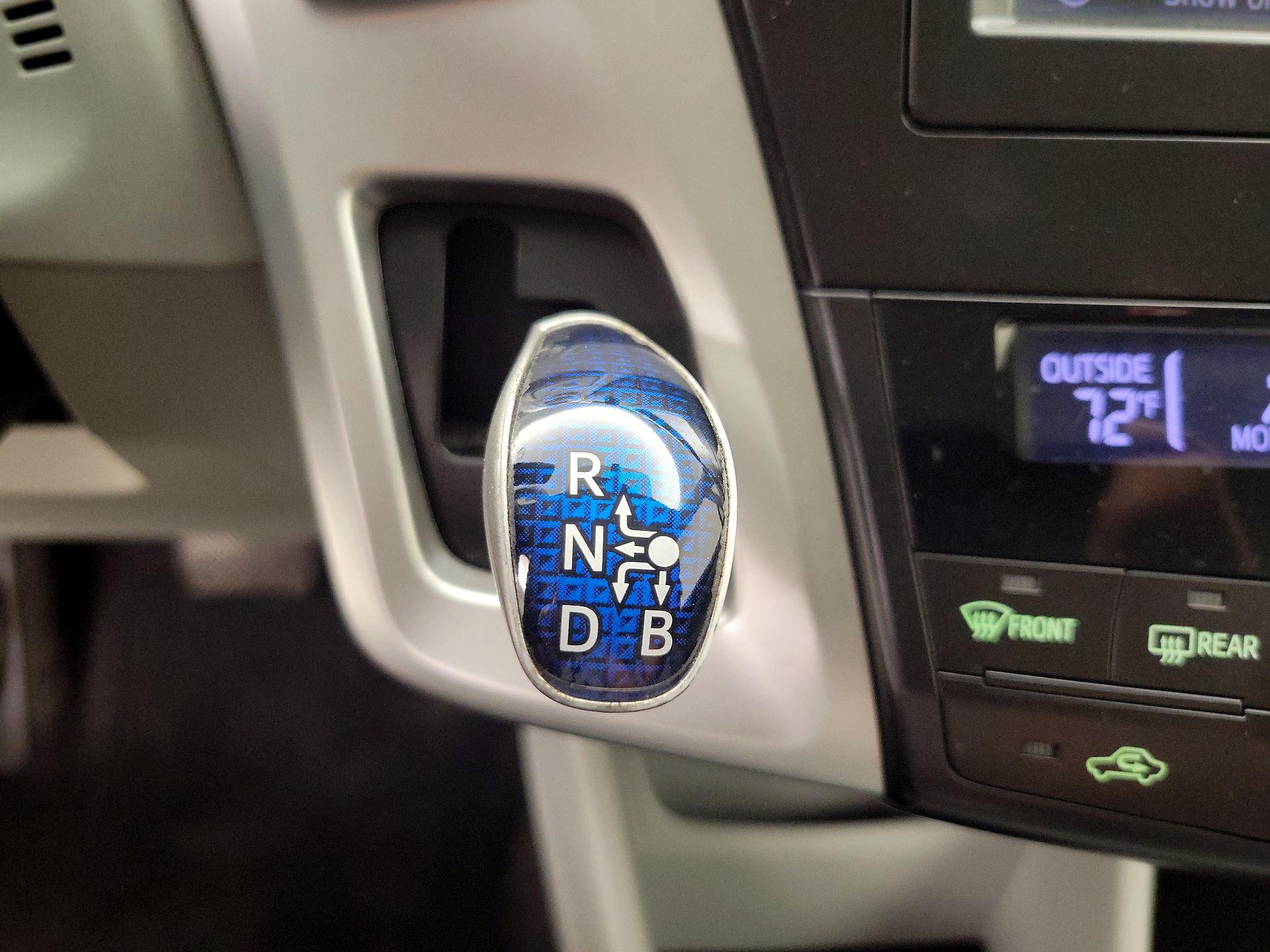 Thumbnail: 2014 Toyota Prius v - 18