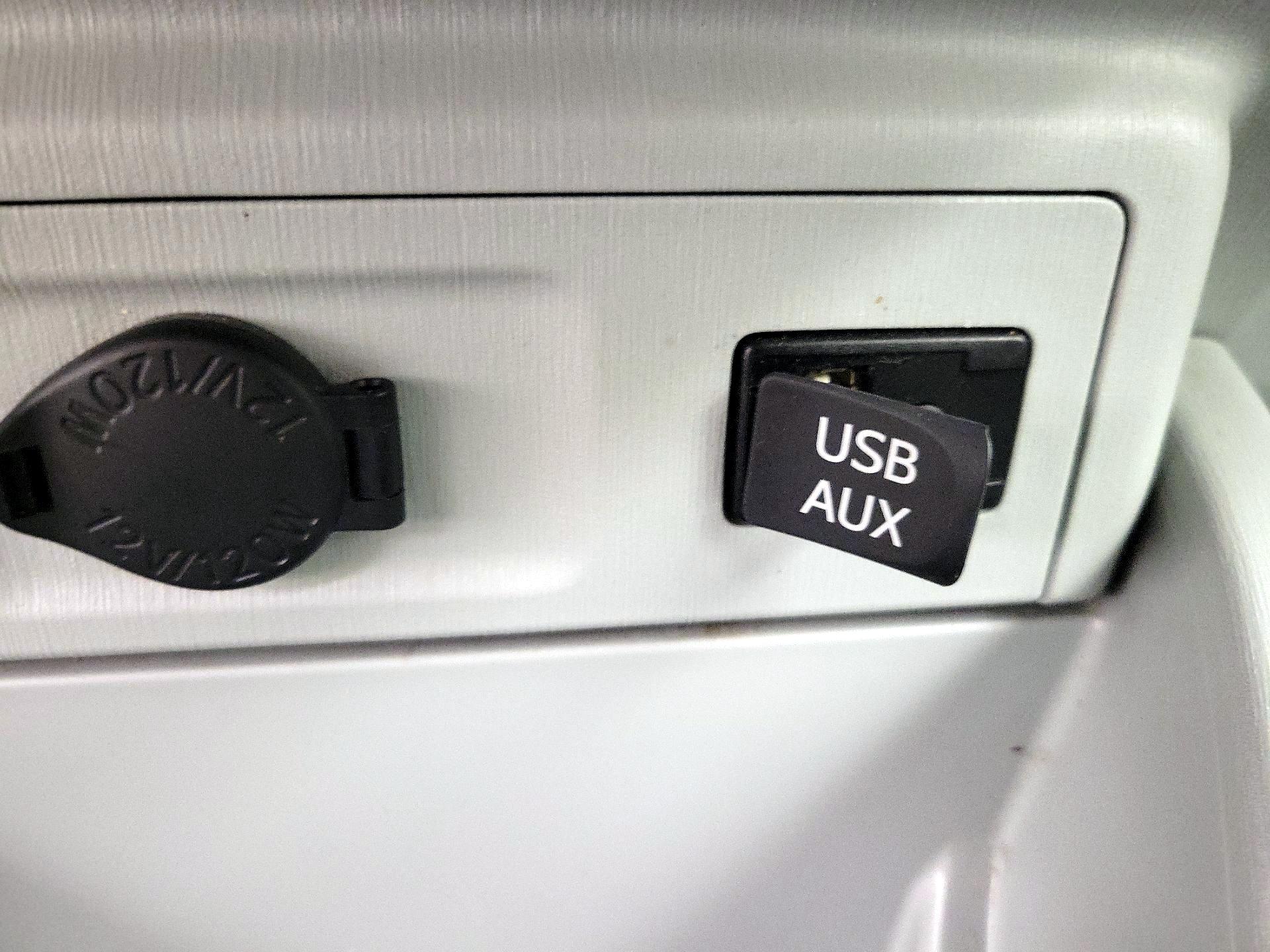 Thumbnail: 2014 Toyota Prius v - 19
