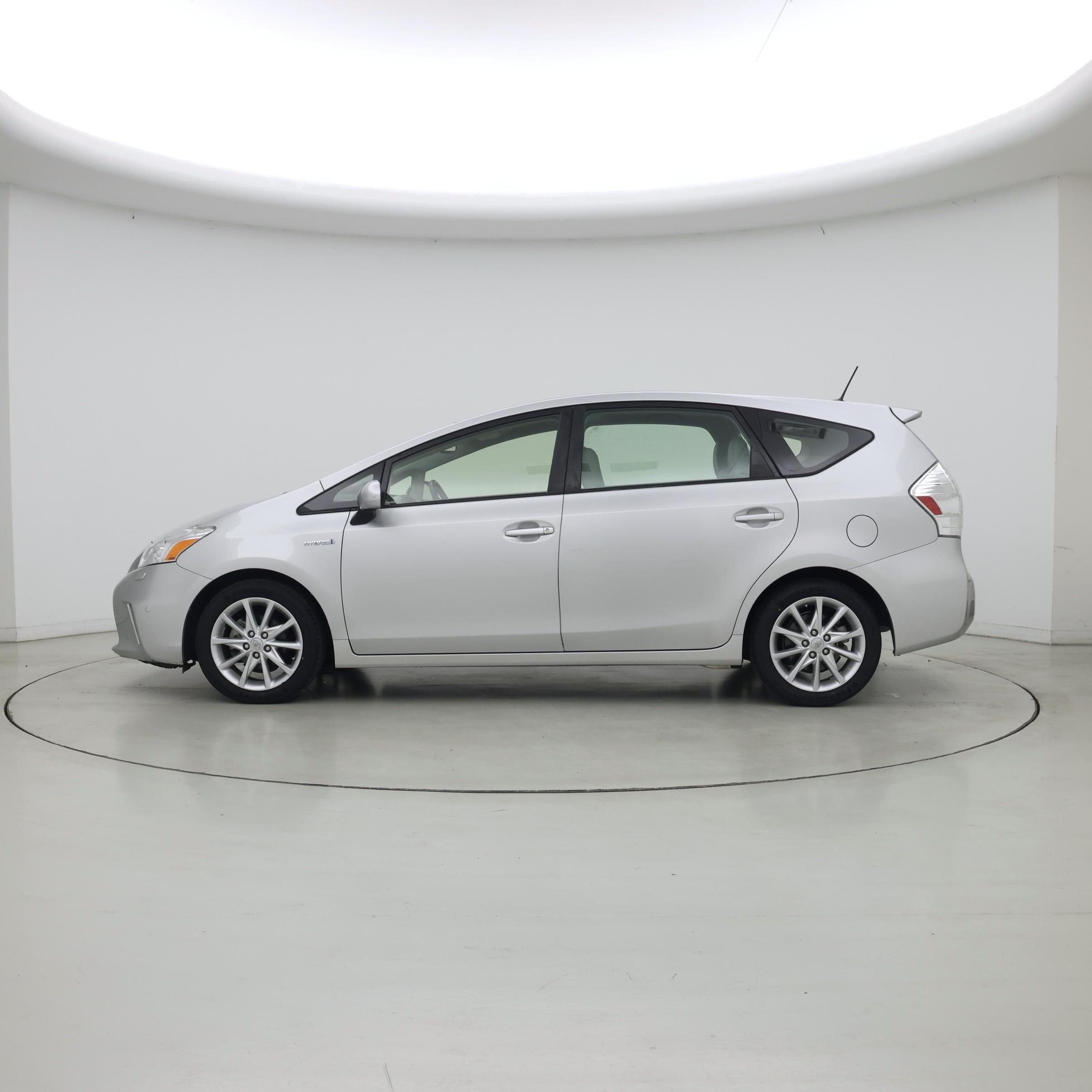 Thumbnail: 2014 Toyota Prius v - 3
