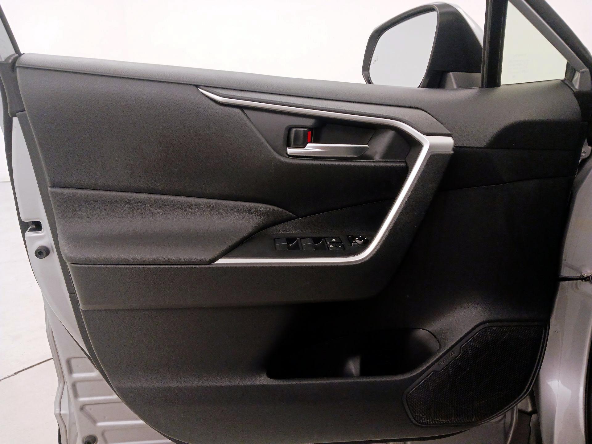 Thumbnail: 2020 Toyota RAV4 - 12