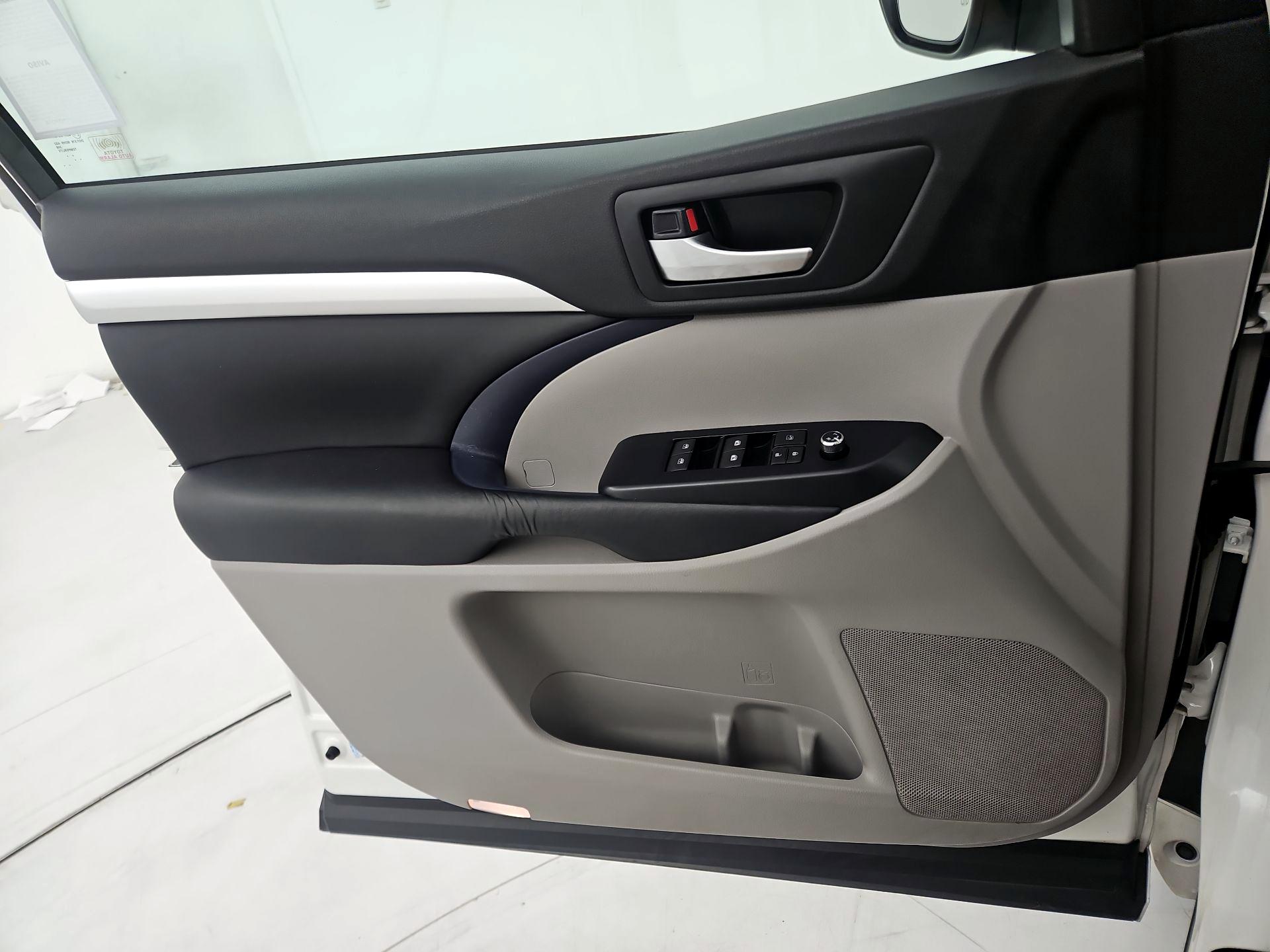 Thumbnail: 2016 Toyota Highlander - 12