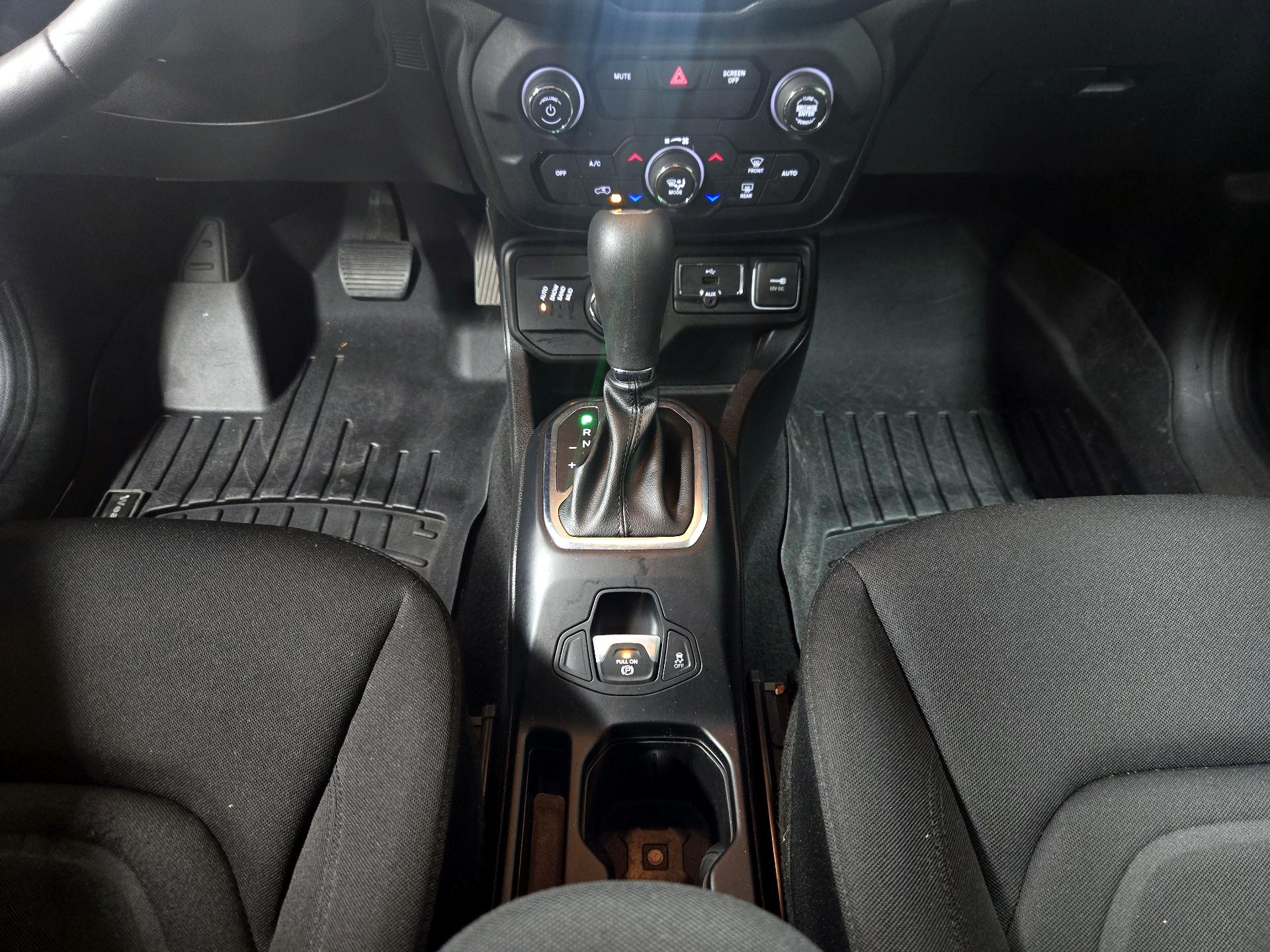Thumbnail: 2019 Jeep Renegade - 17