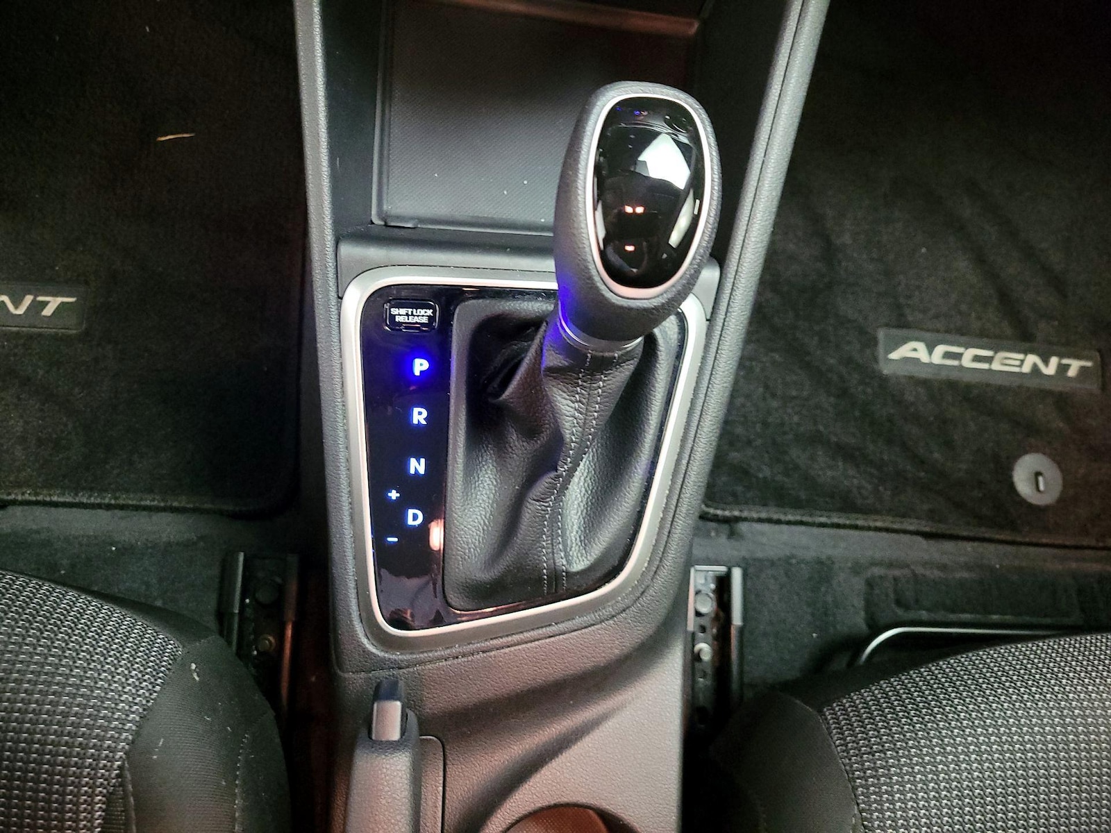 2022 Hyundai Accent SE - Photo 18