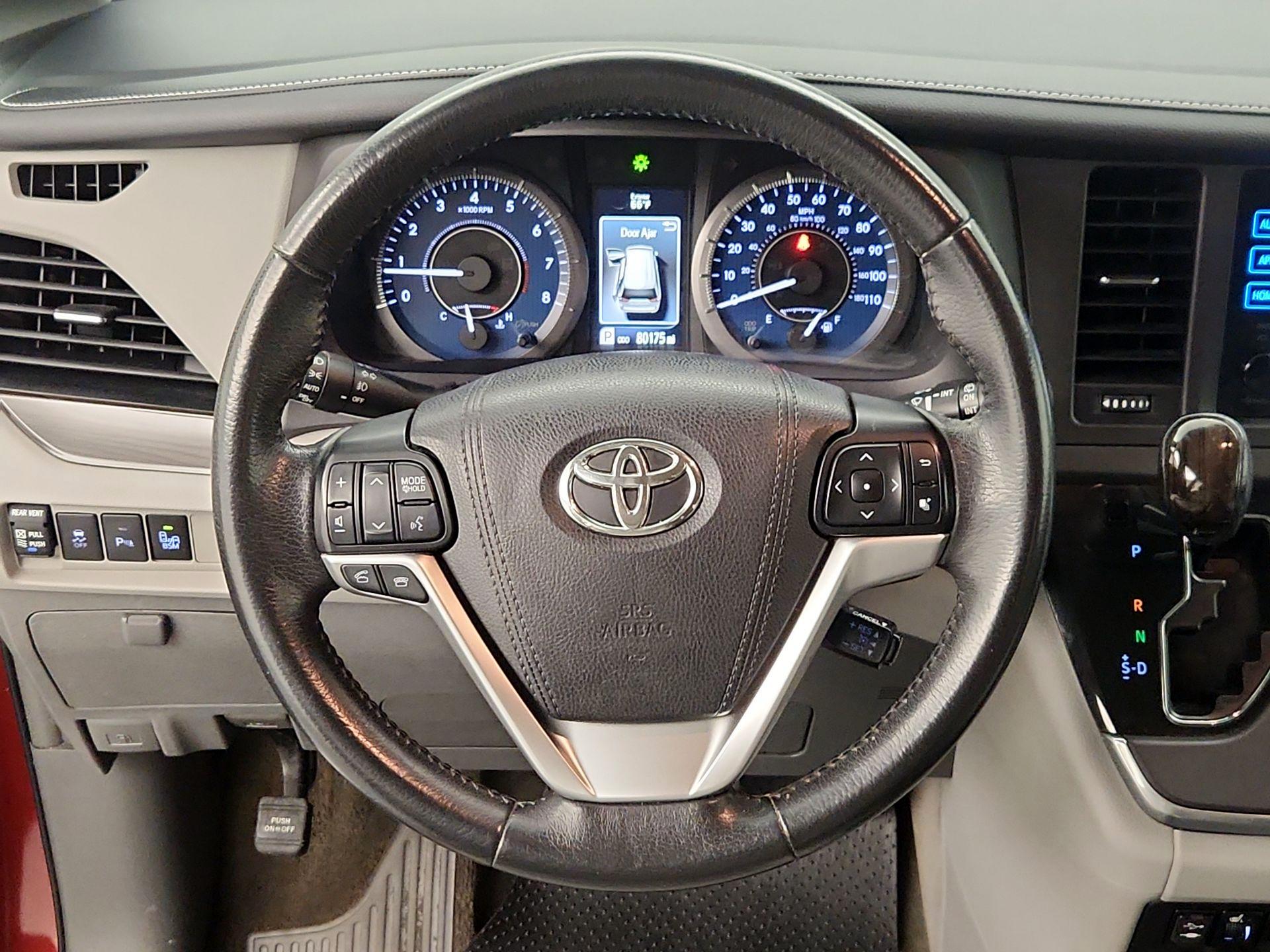 Thumbnail: 2017 Toyota Sienna - 10