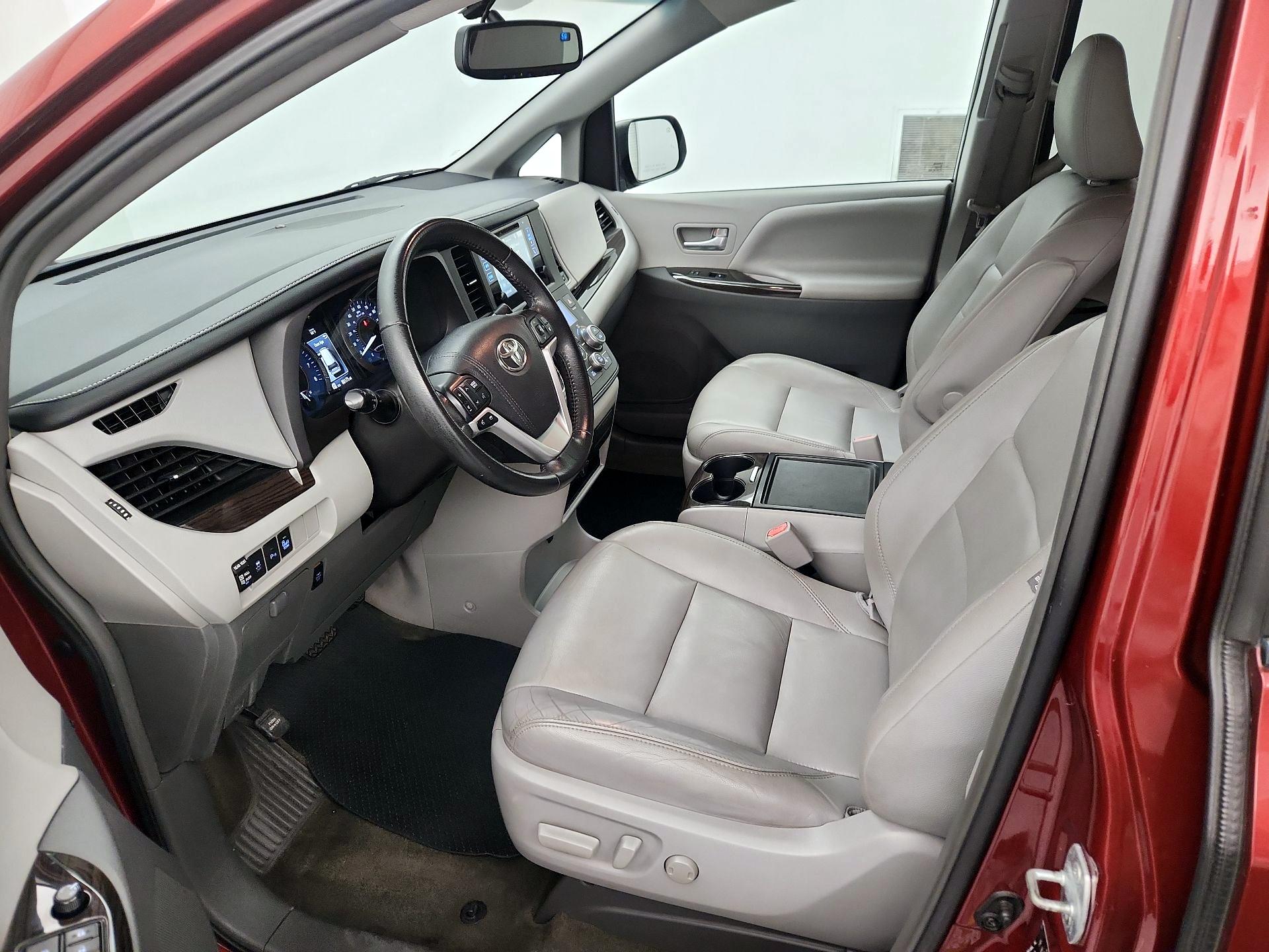 Thumbnail: 2017 Toyota Sienna - 11