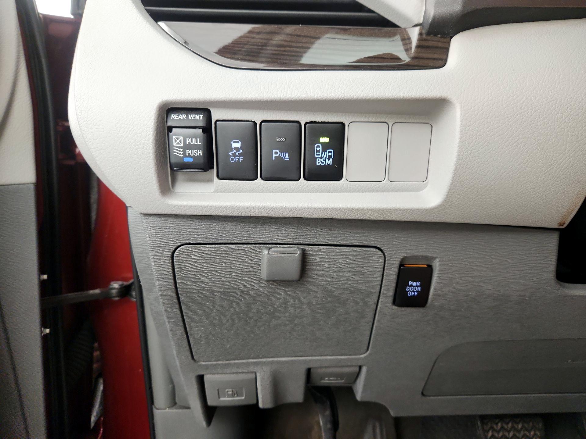 Thumbnail: 2017 Toyota Sienna - 13