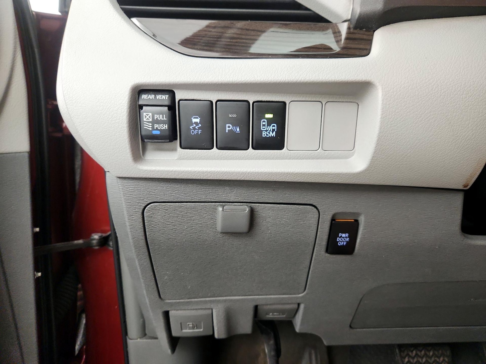 2017 Toyota Sienna XLE - Photo 14